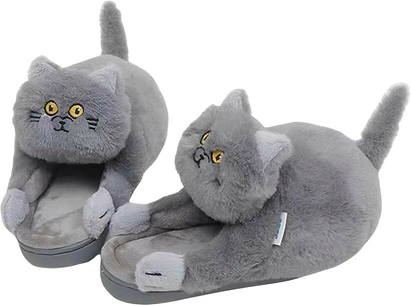 バリエーションコード : 2bu0wvh9vv商品コード2bu01i96fl商品名スリッパ 猫 おもしろ ルームシューズ もこもこ あったか ねこ グッズブランドIMPACTオンラインカラーグレーサイズ等Free Size「猫の可愛さに包まれる極上の履き心地」ネコをモチーフにしたキュートなデザインが、おうち時間を特別な癒し空間に変えてくれます。モコモコふわふわの肌触りは、まるで本物の猫を抱いているような心地よさ。一度履けば、その愛らしさと快適さに虜になること間違いなし。猫好きの方への贈り物としても喜ばれ、日常に小さな幸せをもたらしてくれる特別なルームシューズです。「寒い季節も足元ぽかぽか、冷え知らずの暖かさ」もふもふの厚手素材が足全体をしっかりと包み込み、つま先から足首まで暖かさをキープ。冷え性でお悩みの方や末端の冷えが気になる方にとって、この上ない心強い味方です。優しい肌触りで裸足でも快適に過ごせ、秋冬の寒さ対策として毎日頼りになる存在。家事や在宅ワーク中も足元の冷えを気にせず集中できます。「23～26cmフリーサイズで家族みんなで楽しめる」幅広いサイズ対応で、メンズ・レディース問わずご家族でお使いいただけます。お誕生日やお正月の贈り物として、パーティーやコスプレイベントでの話題作りとしても大活躍。おもしろくてかわいいデザインは写真映えも抜群で、SNSでの投稿も盛り上がります。日常使いから特別なシーンまで、様々な場面で愛され続ける多用途なアイテムとして、きっと重宝していただけるでしょう。「滑らない・疲れない、長時間でも快適な歩行感」底材のPVCラバー素材がクッション性と滑り止め効果を発揮し、フローリングでも歩きやすく転倒の心配がありません。軽量設計なので足への負担が少なく、長時間の家事や掃除も楽々こなせます。厚手でありながら軽やかな履き心地は、お年寄りから若い方まで幅広い世代に愛用いただけ、毎日の生活動線をより快適にサポートしてくれる頼もしいパートナーです。「内容」猫スリッパ「サイズ」23cm～26cm「素材」本体：ポリエステル70%とアクリル30% 底：PVC※ 他ネットショップでも併売しているため、ご注文後に在庫切れとなる場合があります。予めご了承ください。※ 品薄または希少等の理由により、参考価格よりも高い価格で販売されている場合があります。ご注文の際には必ず販売価格をご確認ください。※ 沖縄県、離島または一部地域の場合、別途送料の負担をお願いする場合があります。予めご了承ください。※ お使いのモニタにより写真の色が実際の商品の色と異なる場合や、イメージに差異が生じることがあります。予めご了承ください。※ 商品の詳細（カラー・数量・サイズ 等）については、ページ内の商品説明をご確認のうえ、ご注文ください。※ モバイル版・スマホ版ページでは、お使いの端末によっては一部の情報が表示されないことがあります。すべての記載情報をご確認するには、PC版ページをご覧ください。