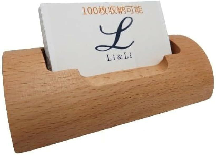 バリエーションコード : 2bjvlld8s9商品コード2bjvll2ict商品名名刺立て 木製 ショップカード立て カードホルダー 100枚収納 名刺スタンド カードスタンド メモ帳置き おしゃれ 写真立て ショップカードスタンドブランドLi＆Liカラービーチウッドサイズ等7個・ショールームの受付、展示会や商談会の出店ブース、飲食店などの店舗・ギャラリーなど、名刺やショップカード立てとして最適です。・アーチ状の形状で安定性が有り、名刺・ショップカードのデザインが見えやすく、簡単にカードを取り出すことが出来ます。・ビーチウッドの特徴として、小さな斑点が全体に入りきめ細かい木目になっており、使い込んでいくうちに淡くピンクがかった色合いから、黄色みを帯びた深みのある色へと変化し、木材らしいナチュラルな色から褐色へ変わるので、長年使い続けることで見た目の変化を楽しめるでしょう。・ビーチの家具材としてのメリットとして、堅さがあり、表面が「つるつる」しており、滑らかな触り心地の良さがあり、白っぽいナチュラルな色合いをしているため、インテリアに馴染みすいのもメリットです。・長さ約140mm、幅約64mm、高さ約30mm。重量約100g。天然木のため、木目や色合いについては個体差が有ります。紙の厚さによりますが、100枚収納可能。※ 他ネットショップでも併売しているため、ご注文後に在庫切れとなる場合があります。予めご了承ください。※ 品薄または希少等の理由により、参考価格よりも高い価格で販売されている場合があります。ご注文の際には必ず販売価格をご確認ください。※ 沖縄県、離島または一部地域の場合、別途送料の負担をお願いする場合があります。予めご了承ください。※ お使いのモニタにより写真の色が実際の商品の色と異なる場合や、イメージに差異が生じることがあります。予めご了承ください。※ 商品の詳細（カラー・数量・サイズ 等）については、ページ内の商品説明をご確認のうえ、ご注文ください。※ モバイル版・スマホ版ページでは、お使いの端末によっては一部の情報が表示されないことがあります。すべての記載情報をご確認するには、PC版ページをご覧ください。