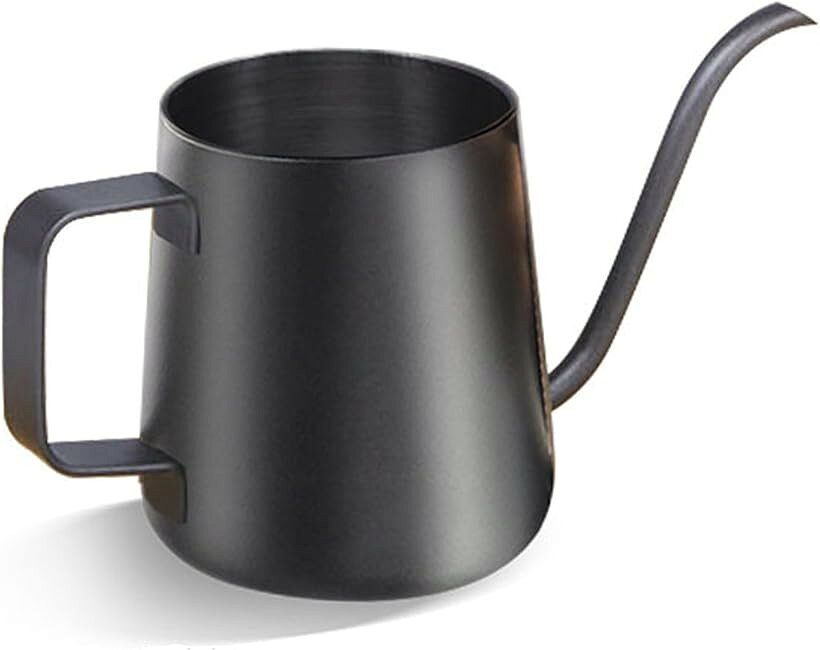 バリエーションコード : 2b2k42ipc3商品コード2bj4454ig6商品名良品ラボ じょうろ 小型 おしゃれ 室内 ステンレス 観葉植物 植木 ガーデニング 水さし 如雨露 園芸用 1個ブランドRYOHIN Lab.カラーブラックサイズ等ブラック350ml「小さくてオシャレなじょうろ」小さな観葉植物などの水やりにちょうど良い大きさの如雨露です。少しの水やりにとっても便利です。「インテリアとして空間を演出」 小さくてかわいいサイズなので、観葉植物などと一緒に飾っておいても素敵なインテリアとして演出してくれます。「耐久性の高い素材を採用」ジョウロの材質は高品質ステンレス＋黒色のテフロン加工を採用しています。サビる心配が少なく長い期間お使いいただけます。「丁度良いサイズ」片手で運べる丁度良いサイズで子供も使用することができます。オフィスの小さな盆栽、花瓶、ベランダやデスクの植物、お花の水やりに最適なじょうろです。「商品内容」じょうろ1個、容量バリエーション：250ml・350ml、カラーバリエーション：シルバー・ブラック、素材：ステンレス「オリジナルパッケージ」RYOHIN Lab.ブランドより、オリジナルパッケージに包んでお客様の元へ大切にお届け致します。商標登録第6527085号※ 他ネットショップでも併売しているため、ご注文後に在庫切れとなる場合があります。予めご了承ください。※ 品薄または希少等の理由により、参考価格よりも高い価格で販売されている場合があります。ご注文の際には必ず販売価格をご確認ください。※ 沖縄県、離島または一部地域の場合、別途送料の負担をお願いする場合があります。予めご了承ください。※ お使いのモニタにより写真の色が実際の商品の色と異なる場合や、イメージに差異が生じることがあります。予めご了承ください。※ 商品の詳細（カラー・数量・サイズ 等）については、ページ内の商品説明をご確認のうえ、ご注文ください。※ モバイル版・スマホ版ページでは、お使いの端末によっては一部の情報が表示されないことがあります。すべての記載情報をご確認するには、PC版ページをご覧ください。
