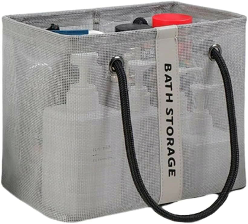 商品コード2b9nx2opy4商品名スパバッグ 温泉バッグ メッシュ カゴ 防水 銭湯 サウナ お風呂 ジム 大容量 おしゃれブランドI'm so happyカラーグレーサイズ等26cm x 16cm x 20cm「スマートに持ち運べる大容量スパバッグ」タオル、着替え、シャンプー、リンス、サウナハット、サウナマット、アメニティグッズなど、必要なアイテムをまとめて収納できる大容量スパバッグ。サウナ、温泉、ジム、旅行など、様々なシーンで活躍します。シンプルで洗練されたデザインは、年齢や性別を問わず、どんなスタイルにもマッチします。「濡れたものも安心。速乾・通気性抜群」上質なポリエステル繊維のメッシュ素材は、水切れが良く、速乾性に優れています。濡れたタオルや水着を入れても蒸れにくく、清潔に保てます。通気性に優れているため、バッグの中身が乾きやすく、カビや臭いを防ぎます。「しっかりフレーム＆快適ハンドル。荷物が重くても安心」金属フレームを採用したことで、バッグの型崩れを防止。中身が重くなっても安定した形状を保ちます。開口部が大きく開くので、中身が見やすく、取り出しやすいのもポイント。厚手のしっかりとしたコットンハンドルは、握り心地が良く、重い荷物でも持ち運びが楽です。耐久性にも優れているので、長くご愛用いただけます。「商品詳細」サイズ：26x16x20（cm）　重量：約200g　カラー：グレー、ブラック※ 他ネットショップでも併売しているため、ご注文後に在庫切れとなる場合があります。予めご了承ください。※ 品薄または希少等の理由により、参考価格よりも高い価格で販売されている場合があります。ご注文の際には必ず販売価格をご確認ください。※ 沖縄県、離島または一部地域の場合、別途送料の負担をお願いする場合があります。予めご了承ください。※ お使いのモニタにより写真の色が実際の商品の色と異なる場合や、イメージに差異が生じることがあります。予めご了承ください。※ 商品の詳細（カラー・数量・サイズ 等）については、ページ内の商品説明をご確認のうえ、ご注文ください。※ モバイル版・スマホ版ページでは、お使いの端末によっては一部の情報が表示されないことがあります。すべての記載情報をご確認するには、PC版ページをご覧ください。
