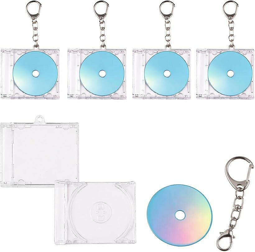 バリエーションコード : 2brltlc1vv商品コード2brlytxkrq商品名ミニCD キーホルダー 推し活 アクリル カスタムブランドZERONOWAカラーブルーサイズ等10個セットミニCDキーホルダーで推し活をさらに楽しみませんか。お気に入りの写真やステッカーを挟むだけで、公式グッズのような仕上がりの自作パーツが作れます。アクリル素材の透明感がデザインを引き立て、大切な思い出を形に残せます。毎日の持ち歩きや、祭壇のデコレーションにふさわしい一品です。痛バッグの装飾やポーチのワンポイントとして幅広く活躍します。コンパクトなサイズ感ながら、ミニCD形状のユニークなフォルムが目を引きます。イベントやライブ参戦時のコーディネートにも馴染みやすく、仲間との集まりでも注目を集めるでしょう。日常のふとした瞬間に、大好きな推しを感じられる喜びをお届けします。高透明アクリル素材が、中に入れる写真やイラストの色彩を鮮やかに再現します。表面には保護フィルムが貼付されています。ご使用前にはがしていただくことで、本来のクリアな輝きをお楽しみいただけます。お気に入りのビジュアルをしっかりガード。パーツの組み合わせもスムーズで、初めて自作に挑戦する方でも迷わず組み立てが可能です。程よい厚みのアクリルがしっかりとした質感を演出し、長く愛用できる作りを追求しました。5個・10個セットから選べるため、メンバーカラー別の作成や予備の保管に重宝します。プチギフトやイベント配布、友人とのペアアイテム制作にも最適。ステッカーやリボンを添えるハンドメイド素材として、世界に一つだけの贈り物が完成します。「サイズ」 ケース：約10x4.5cm（組立時約5.3x4.5cm） 「カラー」 クリア 「素材」 アクリル、合金 「商品重量」 1セット約17g 「内容」 10セット※ 他ネットショップでも併売しているため、ご注文後に在庫切れとなる場合があります。予めご了承ください。※ 品薄または希少等の理由により、参考価格よりも高い価格で販売されている場合があります。ご注文の際には必ず販売価格をご確認ください。※ 沖縄県、離島または一部地域の場合、別途送料の負担をお願いする場合があります。予めご了承ください。※ お使いのモニタにより写真の色が実際の商品の色と異なる場合や、イメージに差異が生じることがあります。予めご了承ください。※ 商品の詳細（カラー・数量・サイズ 等）については、ページ内の商品説明をご確認のうえ、ご注文ください。※ モバイル版・スマホ版ページでは、お使いの端末によっては一部の情報が表示されないことがあります。すべての記載情報をご確認するには、PC版ページをご覧ください。＊取扱説明書は付属しておりません。＊商品の仕様は予告なく変更する場合がありますがご了承ください。