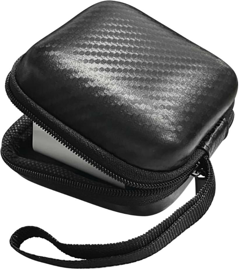 商品コード2bupv20ny2商品名イヤホンケース ケーブルケース Bluetoothヘッドセット保護ケース 内側ネットポケット付 充電アダプタ USBメモリ 全面保護 落下防止 キズ防止 耐衝撃 耐久性 コンパクト 9x9ブランドVicosey「高品質な保護性能」VicoseyのBluetoothヘッドセット用保護ケースは、耐久性のある高品質eva素材で作られており、日常的な使用による傷や汚れからヘッドセットをしっかり守ります。衝撃吸収性にも優れており、落下や衝突にも耐えられます。「収納力抜群」ケース本体は180度開き構造でまた内側ネットポケットも付き、イヤホン、USBケーブル、充電アダプタ、USBメモリ、Airpods、Bose、SD TFカード、鍵、そのほかの小物などのアクセサリを収納することができます。アウトドアや旅行の際にも活躍するイヤホンケースです。「コンパクトで軽量なデザイン」コンパクトなサイズなので持ち運びやすく、バッグやポケットにも簡単に入れられます。旅行や外出に最適で、Bluetooth ヘッドフォンやケーブルを簡単に収納できます。「スタイリッシュで高級感ある外観」グリッドパターンの表面デザインがスタイリッシュな日常のアクセサリーになります。シンプルながらも洗練されたブラックカラーはどんなスタイルにもマッチします。「対応機種」多機種対応で幅広いデバイスに対応。さまざまなメーカーやモデルで動作し、すべてのデバイスで動作するため、複数のデバイスを所有している人にとって便利です。※ 他ネットショップでも併売しているため、ご注文後に在庫切れとなる場合があります。予めご了承ください。※ 品薄または希少等の理由により、参考価格よりも高い価格で販売されている場合があります。ご注文の際には必ず販売価格をご確認ください。※ 沖縄県、離島または一部地域の場合、別途送料の負担をお願いする場合があります。予めご了承ください。※ お使いのモニタにより写真の色が実際の商品の色と異なる場合や、イメージに差異が生じることがあります。予めご了承ください。※ 商品の詳細（カラー・数量・サイズ 等）については、ページ内の商品説明をご確認のうえ、ご注文ください。※ モバイル版・スマホ版ページでは、お使いの端末によっては一部の情報が表示されないことがあります。すべての記載情報をご確認するには、PC版ページをご覧ください。「仕様」9x9x4.5cm（展開状態）、本体重量：35g「素材」高品質eva素材「適用される小物」イヤホン、USBケーブル、充電アダプタ、USBメモリ、Airpods、Bose、SD TFカード、鍵