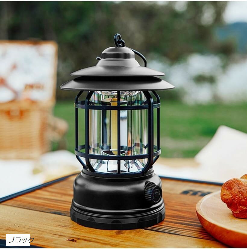 バリエーションコード : 2brtprkput商品コード2brtpr4yki商品名USB充電式 LED キャンプランタン レトロランタン 無段階調光 最大24時間点灯 防水IPX4 吊り下げ・置き型両用 暖色ライト アウトドア 防災 停電対策 Type-CブランドAdgadgカラーブラック1「最大24時間連続点灯の大容量バッテリー」 USB Type-C充電式の大容量バッテリーを搭載し、フル充電で最大約24時間連続点灯可能。キャンプの夜通し使用や停電・災害時の非常灯としても頼れる長寿命ライトです。電源が確保しにくい屋外環境でも安心して使え、予備電池や電池交換が不要なため、荷物を抑えたいソロキャンパーにも最適。環境に優しい省エネLED光源で発熱が少なく、安心して長時間使用できます。2「無段階調光ダイヤルで明るさを細かく調整可能」 前面の大きなダイヤルを回すだけで明るさを無段階に調整可能。読書や調理ができる実用的な明るさから、雰囲気を演出する柔らかな常夜灯まで、シーンに合わせて思いのままの光をコントロールできます。暗闇下でも操作しやすいデザインで、誰でも直感的に使えるのが魅力。キャンプ、車中泊、ベランダ時間、リビングのリラックス照明など幅広く活躍します。3「暖かい光で空間に特別な癒しを演出」 レトロランタンを思わせる暖色LEDが柔らかく広がり、リラックスした空気感を作り出します。室内のインテリアライトとしてもおしゃれで、夜のくつろぎ時間に最適。アウトドアでも室内でも雰囲気を楽しめる灯りとして人気です。優しい光が家族や仲間との時間をより温かく演出し、写真映えも抜群。暗闇を明るく照らすだけでなく、思い出を美しく残します。4「IPX4防水＆2WAY設計（置き型/吊り下げ）」 アウトドアで急な雨に遭遇しても安心のIPX4防水対応。地面に置いて広範囲を照らすだけでなく、上部フックでテント・タープに吊るしてスポット照明としても活用できます。卓上ライト、夜間移動の携帯ライトとしても便利で、玄関やベランダライトとしても活躍。軽量で持ち運びがしやすいため、ソロでもファミリーでも快適に使えます。5「4色のレトロデザイン＆軽量コンパクト」 ブラック、ホワイト、レッド、グリーンの全4色展開で、キャンプギアとの相性抜群。重さは約219gとスマートフォン並みの軽さで、バッグやリュックに気軽に収納できます。コンパクトなのに存在感のあるクラシカルな見た目で、プレゼントにも最適。家でも外でもおしゃれな雰囲気を損なわないランタンです。※ 他ネットショップでも併売しているため、ご注文後に在庫切れとなる場合があります。予めご了承ください。※ 品薄または希少等の理由により、参考価格よりも高い価格で販売されている場合があります。ご注文の際には必ず販売価格をご確認ください。※ 沖縄県、離島または一部地域の場合、別途送料の負担をお願いする場合があります。予めご了承ください。※ お使いのモニタにより写真の色が実際の商品の色と異なる場合や、イメージに差異が生じることがあります。予めご了承ください。※ 商品の詳細（カラー・数量・サイズ 等）については、ページ内の商品説明をご確認のうえ、ご注文ください。※ モバイル版・スマホ版ページでは、お使いの端末によっては一部の情報が表示されないことがあります。すべての記載情報をご確認するには、PC版ページをご覧ください。「USB Type-C充電式 x レトロデザイン」アウトドアの頼れる灯りとしてはもちろん、室内のインテリアとしても活躍するレトロなLEDキャンプランタン。クラシカルなデザインと使いやすさを兼備し、キャンプ初心者から上級者まで幅広くおすすめできる照明です。「最大24時間連続点灯。緊急時にも強い安心設計」省エネLEDと大容量バッテリーにより、フル充電で最長約24時間の連続点灯を実現。停電、災害時の備えや車中泊でも心強い存在です。電池交換が不要で、モバイルバッテリーからの充電も可能なため、屋外で電源が確保できない状況でも安心して使用できます。「無段階調光。用途に合わせて最適な明るさに」ダイヤルを回すだけで光量を細かく調整でき、雰囲気づくりの弱光から手元を照らす強光まで幅広い明るさに対応。読書、料理、就寝前のリラックスタイムなど、様々なシーンで快適な灯りを提供します。「IPX4防水。アウトドアでも気兼ねなく使える」突然の雨や結露にも強い防水仕様で、キャンプ、釣り、ハイキングなど多様な環境で活躍。屋外照明としてタフに使える安心感があります。「置き型・吊り下げの2WAYで使い分け自由」底部に安定感のある台座、上部にフックを備え、テーブルに置いて空間全体を照らしたり、テントやタープに吊り下げて広範囲を照らしたりと、シーンに応じて使い方を変えられます。「軽量＆コンパクト。持ち出しやすさ抜群」約219gの軽量設計で、荷物が少ないキャンプや旅行でも邪魔になりません。スマートで飽きのこないデザインはギフトにも最適です。「幅広い活躍シーン」・キャンプ／ベランピング／グランピング・車中泊／夜釣り／防災備蓄・寝室／リビング／玄関の間接照明・写真撮影の雰囲気演出夜を照らすだけでなく、気分まで明るくするランタン。日常もアウトドアも、温かく心地よく過ごしたい方にぴったりの1台です。製品重量: 260g製品寸法: 115x115x195mm (フックを除く)Type-Cケーブル