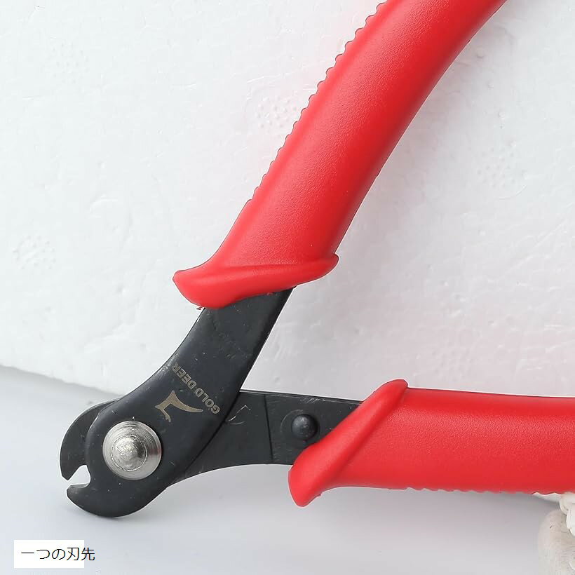 バリエーションコード : 2bj1ljvrxp商品コード2bjxi02hvo商品名メモリーワイヤーカッター 専用ニッパー ハードワイヤー ビーズ ワイヤーアート DIY 手芸 工具 アルミ 銅線 カット アクセサリー製作 精密作業ブランドGOLD DEERカラーレッドサイズ等5.5「用途」メモリーワイヤーを簡単に切断し、クリーンでスムーズなカットを実現。電子銅線、宝飾品製造、工芸品などに適しています。「特徴」スプリングによりプライヤーの開閉が自然に行われるため、片手での操作が容易で、長時間の使用による手の疲労を効果的に軽減する。ポリ塩化ビニールのハンドルは人間工学に基づき、持ちやすく滑りにくい。「材質」腐食しにくく、錆びにくい炭素鋼製で、表面は黒光りしている。「サイズ」全長125mm。「注意事項」金属部分には錆止めのオイルが塗布されています。作業中にも隙間からにじみ出てくる場合がございます。ケガをしないよう十分気をつけて布やティッシュ等でお拭き取りください。※ 他ネットショップでも併売しているため、ご注文後に在庫切れとなる場合があります。予めご了承ください。※ 品薄または希少等の理由により、参考価格よりも高い価格で販売されている場合があります。ご注文の際には必ず販売価格をご確認ください。※ 沖縄県、離島または一部地域の場合、別途送料の負担をお願いする場合があります。予めご了承ください。※ お使いのモニタにより写真の色が実際の商品の色と異なる場合や、イメージに差異が生じることがあります。予めご了承ください。※ 商品の詳細（カラー・数量・サイズ 等）については、ページ内の商品説明をご確認のうえ、ご注文ください。※ モバイル版・スマホ版ページでは、お使いの端末によっては一部の情報が表示されないことがあります。すべての記載情報をご確認するには、PC版ページをご覧ください。