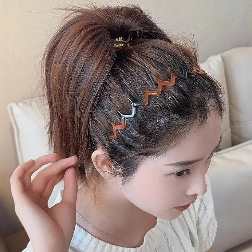 バリエーションコード : 2bu8utnvu8商品コード2bu8ukdsln商品名カチューシャ くし付ヘッドバンド ヘアカチューシャ 髪留め ヘアバンド コーム付き メンズ レディース兼用 痛くない ヘアアレンジ 太めブランドLiebendoカラー茶色サイズ等波・痛くない快適装着：柔軟なPC素材が頭部に優しくフィットし、長時間使用でも痛みを軽減。洗顔中や筋トレ時にもストレスフリーで髪をしっかりキープ。・耐久性抜群：高強度PC樹脂の一体成型デザインで折れにくく、毎日の使用でも型崩れせず長持ち。旅行やアウトドアなど様々なシーンで活躍。・ユニセックスデザイン：シンプルなブラック＆べっ甲風の2色展開で男女問わずコーデにマッチ。幅広い年齢層にフィットし、どんなスタイルにもOK。・多シーン活用：洗顔時やフェイスパック、くつろぎタイム、筋トレ中などあらゆるシーンで髪の邪魔を防止。家事からビューティーケアまで使い回せるアイテム。・軽量＆手入れ簡単：たった20gの超軽量設計で装着感ゼロに近く、使用後は水洗いでサッと汚れをオフ。毎日清潔に保て、お手入れもラクラク。※ 他ネットショップでも併売しているため、ご注文後に在庫切れとなる場合があります。予めご了承ください。※ 品薄または希少等の理由により、参考価格よりも高い価格で販売されている場合があります。ご注文の際には必ず販売価格をご確認ください。※ 沖縄県、離島または一部地域の場合、別途送料の負担をお願いする場合があります。予めご了承ください。※ お使いのモニタにより写真の色が実際の商品の色と異なる場合や、イメージに差異が生じることがあります。予めご了承ください。※ 商品の詳細（カラー・数量・サイズ 等）については、ページ内の商品説明をご確認のうえ、ご注文ください。※ モバイル版・スマホ版ページでは、お使いの端末によっては一部の情報が表示されないことがあります。すべての記載情報をご確認するには、PC版ページをご覧ください。・「男女両用のカチューシャ」ミディアムヘア、ショートヘア、ロングヘアを問わず様々な髪型にも合わせられ、頭につけるだけなので、どなたでもお手軽にご利用頂けます。「 注意点 」 長時間つけていると痛みを感じる恐れがあります。痛くなったら無理をせず、すぐに外してください。・「丈夫なプラスチック カチューシャ」PC材質でできている、それは丈夫で、伸びるのが自由で、壊れるのが容易ではありません.。「カラー」ブラックとべっ甲風のご選択 ＊「素材」PC材質。・「快適なデザイン」このヘッドバンドは長い歯の形をしていて、小さな折れた髪が集まりやすいので、頭の上で滑るのは簡単ではありません。毎日の使用は、サイズに関係なく、ほとんどの人の頭に適しています。・「人気のカチューシャ 」本製品のカチューシャは、様々なシーンで活躍するアイテムとなっております。日常通勤や運動、あるいは顔洗やメイク、ヨガをする際などに髪の毛が邪魔になることはありません。友達や家族、大切な人へのプレゼントとしてもご利用ください。