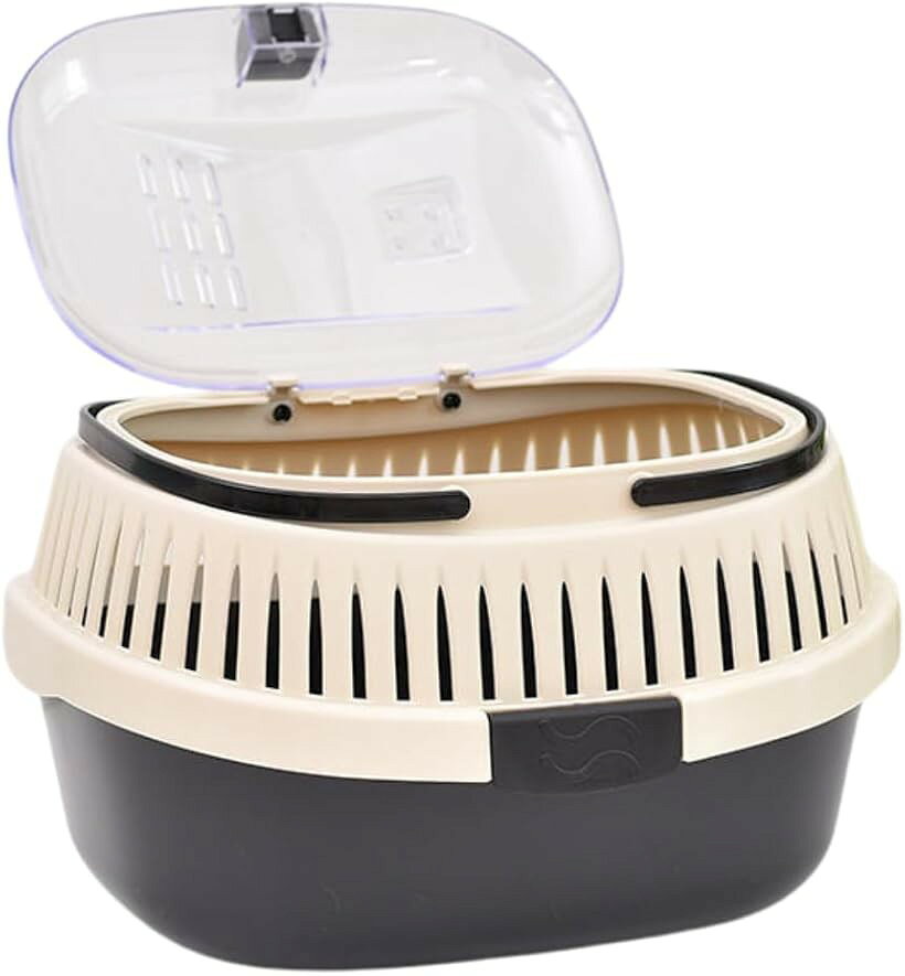 商品コード2b9dguhruh商品名小動物 おでかけケージ 持ち運び キャリー 移動用 ハムスター モルモット ペット プラスチックブランドI'm so happyカラーブラックサイズ等小 (Small)「透明カバーでペットをしっかり見守る」小動物用キャリーケージです。透明な天井カバーでペットの様子が一目でわかり、健康チェックも簡単。持ち運びやすく、ストレスフリーな外出をサポートします。広めの開口部と十分な高さがあるので、小型でも広々とした空間で、ペットが快適に過ごせるデザインです。「側面の空気穴でペットも快適」ケース側面に通気穴を多数配置し、空気の流れを確保。ペットに快適な空間を提供しつつ、内部の空気がこもらない設計です。ケースは分割して掃除ができるので、お手入れも手軽で清潔さを保てるのも嬉しいポイント。「軽量＆取っ手付きで移動が簡単。」取っ手付きで軽量なので、ペットとのお出かけや通院、防災時にもすぐに対応可能。持ちやすい設計で、ペットのストレスを抑えつつ、飼い主も楽に持ち運べます。「商品詳細」サイズ：25x21x17（cm）　材質：プラスチック　カラー：ブラック※ 他ネットショップでも併売しているため、ご注文後に在庫切れとなる場合があります。予めご了承ください。※ 品薄または希少等の理由により、参考価格よりも高い価格で販売されている場合があります。ご注文の際には必ず販売価格をご確認ください。※ 沖縄県、離島または一部地域の場合、別途送料の負担をお願いする場合があります。予めご了承ください。※ お使いのモニタにより写真の色が実際の商品の色と異なる場合や、イメージに差異が生じることがあります。予めご了承ください。※ 商品の詳細（カラー・数量・サイズ 等）については、ページ内の商品説明をご確認のうえ、ご注文ください。※ モバイル版・スマホ版ページでは、お使いの端末によっては一部の情報が表示されないことがあります。すべての記載情報をご確認するには、PC版ページをご覧ください。