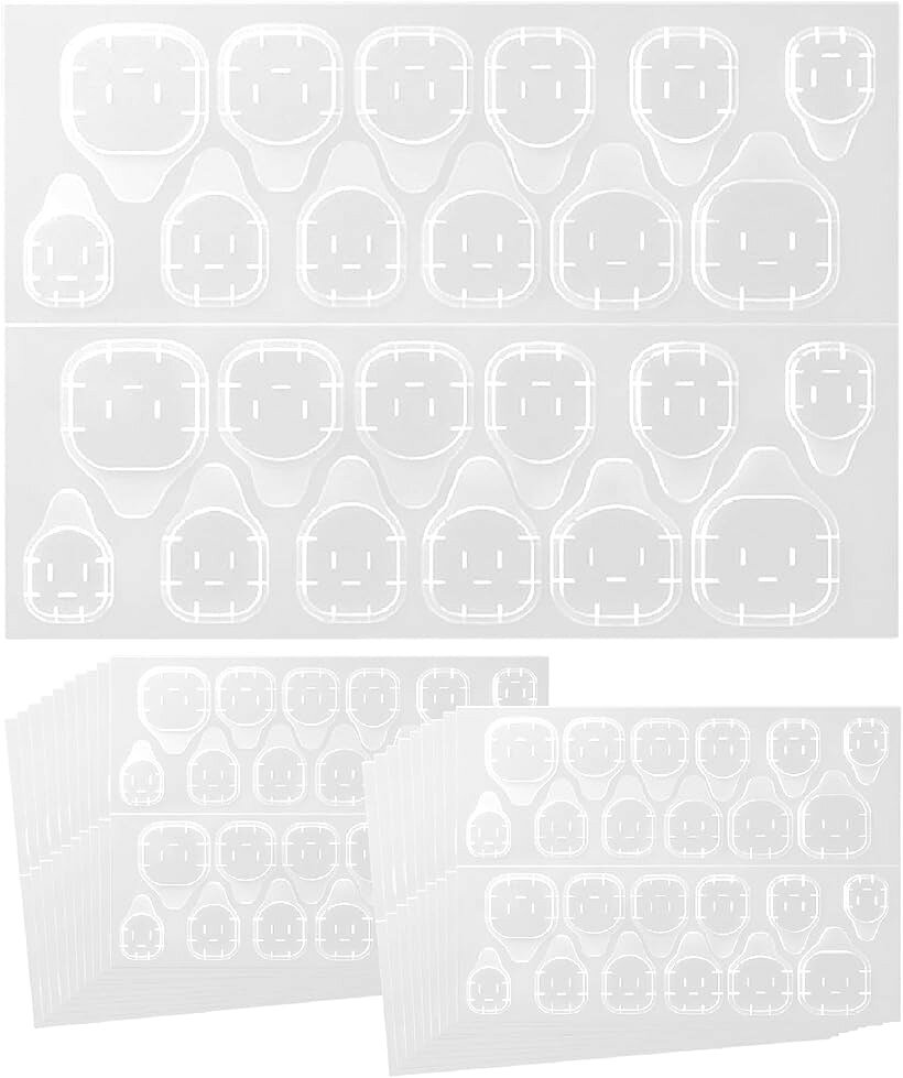 バリエーションコード : 2brvqgotfc商品コード2brvqv2ukg商品名ネイルチップ用 両面テープ 480枚 20シート ネイルシール 付け爪用ブランドVICHE CATTカラークリアサイズ等小サイズ薄手のジェルシートタイプの両面テープ、指先にぴたっと密着して自然に仕上がるネイルチップ専用の強力グミシールです。薄型で段差が出にくく、透明だから仕上がりもきれい。 初心者でも貼るだけで簡単に使えます。防水・高粘着で家事や外出でも剥がれにくく、好きな時に好きなデザインを楽しめるのが魅力。たっぷり24枚x20シート入りで交換も気軽、コスパ重視の方にも最適なネイルアイテムです。既製品や自分でデザインしたネイルチップを自爪に固定するためのテープ。薄型設計で根元までぴたっと密着し、段差や浮きを抑えネイルチップやつけ爪をしっかり固定。 透明で目立たず美しい自然な仕上がりを実現します。また、貼るだけ簡単のネイル用両面テープなので、グルーや接着剤が不要で時短＆手軽。付け外しが簡単なのでネイル初心者の方でも使いやすいです。爪の大きさに合わせて大小2種類の商品展開。 ネイルチップの再利用ができるので、コストパフォーマンス的にも大満足です。さらに大容量セットなのでチップの交換や予備としてたっぷり使えるのもうれしい。 防水性と強力密着で手洗いや家事などの水回りでも剥がれにくく、日常生活でも長時間きれいな状態をキープします。 仕事や育児でネイルが難しい方でも、好きな時に好きなデザインを楽しめる便利なアイテムです。日常のさまざまなシーンで気軽にネイルを楽しみたい人にぴったりのアイテム。仕事中はネイルができない方でも、休日やお出かけ前にサッと貼るだけで華やかな指先に。育児や家事の合間でも手軽に付け替えられ、防水・高粘着だから水仕事でも使えます。イベントやパーティーなど特別な日のネイルチップ装着にも最適で薄型設計のため自然な仕上がりをキープ。大容量なので、気分やシーンに合わせてネイルを自由に楽しめます。サイズ： 小サイズ 縦54mmx横73mm 大サイズ 縦65mmx横78mm バリエーション：大小サイズ2種類 1シートあたり24枚のシールx20シートセット※ 他ネットショップでも併売しているため、ご注文後に在庫切れとなる場合があります。予めご了承ください。※ 品薄または希少等の理由により、参考価格よりも高い価格で販売されている場合があります。ご注文の際には必ず販売価格をご確認ください。※ 沖縄県、離島または一部地域の場合、別途送料の負担をお願いする場合があります。予めご了承ください。※ お使いのモニタにより写真の色が実際の商品の色と異なる場合や、イメージに差異が生じることがあります。予めご了承ください。※ 商品の詳細（カラー・数量・サイズ 等）については、ページ内の商品説明をご確認のうえ、ご注文ください。※ モバイル版・スマホ版ページでは、お使いの端末によっては一部の情報が表示されないことがあります。すべての記載情報をご確認するには、PC版ページをご覧ください。