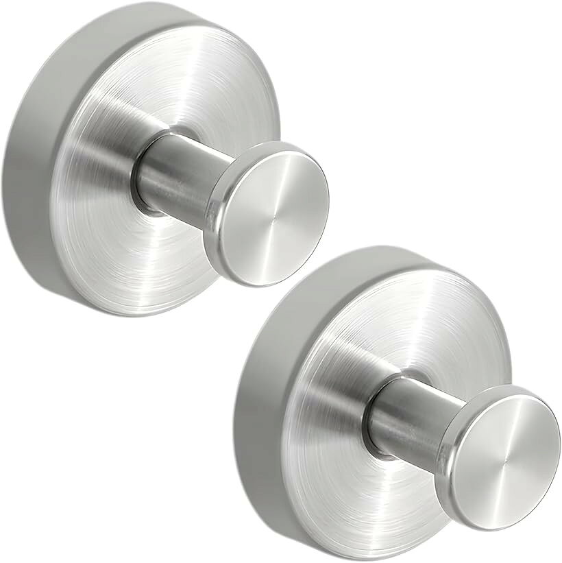 バリエーションコード : 2bulwjpr4n商品コード2bulw08gvh商品名吸盤フック 強力 壁掛け 浴室用 簡単取付 取り外し可能 ステンレス キッチン 2個セットブランドSakuraLovely8カラーシルバー「強力吸着でズレない安定感」 高品質な真空吸着構造により、ツルツルした壁面やガラス、タイルにも強力に固定。最大耐荷重約3kgで、浴室・キッチン・玄関などでも安定して使用可能。何度でも貼り直せる再利用タイプです。「穴あけ不要で取り付け簡単」 工具もネジも不要で、吸盤を押し当てるだけの簡単設置。壁を傷つけず、女性や高齢の方でもラクに取り付け可能。引越しや賃貸住宅でも安心して使えます。「防水・防錆で長く使える」 ステンレス素材と高密着吸盤の組み合わせにより、水回りでも錆びにくく長持ち。浴室・洗面所・キッチンなど湿気の多い場所でも強力な吸着力を維持します。「製品仕様」 サイズ：直径6cmx長さ5cm、重量：160g、カラー：ブラック／シルバー／ゴールド／グレー ＊当商品は、持続可能な社会の実現に向けたSDGsの取り組みの一環として、簡易包装でお届けいたします。過剰な梱包材を使用せず、必要最低限の資材で丁寧にお包みすることで、ゴミの削減と環境負荷の軽減を目指しています。お客様のご理解とご協力に感謝いたします。※ 他ネットショップでも併売しているため、ご注文後に在庫切れとなる場合があります。予めご了承ください。※ 品薄または希少等の理由により、参考価格よりも高い価格で販売されている場合があります。ご注文の際には必ず販売価格をご確認ください。※ 沖縄県、離島または一部地域の場合、別途送料の負担をお願いする場合があります。予めご了承ください。※ お使いのモニタにより写真の色が実際の商品の色と異なる場合や、イメージに差異が生じることがあります。予めご了承ください。※ 商品の詳細（カラー・数量・サイズ 等）については、ページ内の商品説明をご確認のうえ、ご注文ください。※ モバイル版・スマホ版ページでは、お使いの端末によっては一部の情報が表示されないことがあります。すべての記載情報をご確認するには、PC版ページをご覧ください。「強力吸着でズレない安定感」 高品質な真空吸着構造により、ツルツルした壁面やガラス、タイルにも強力に固定。最大耐荷重約3kgで、浴室・キッチン・玄関などでも安定して使用可能。何度でも貼り直せる再利用タイプです。
