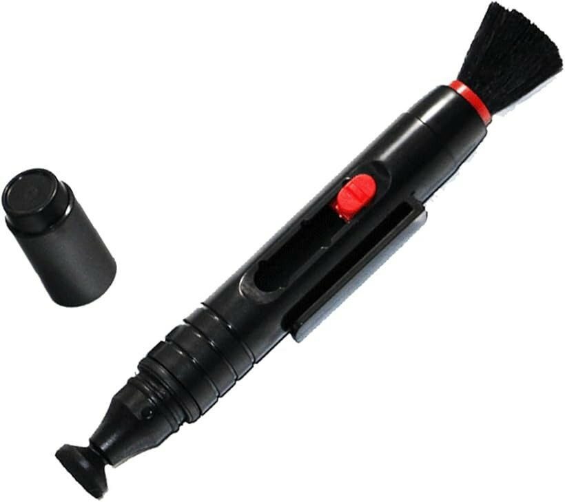 商品コード2britj16w2商品名サバゲ―用 オプティッククリーナー レンズペン レンズ スコープ メンテナンスブランドシャンディニー(Chandeny)「光学機器用クリーナー」 サバゲーで使用する光学機器の手入れに使えるペン型クリーナーです。プレイ前後のメンテナンスに取り入れやすい形状。スコープやサイトのレンズをサッと拭けて、視界クリアな状態をキープできます。カメラのレンズ清掃にも使えて、一本あると便利。ペン型だから持ち運びしやすく、フィールドでもすぐに取り出せます。屋外・屋内問わず、光学機器を使う場面で活躍してくれる便利なアイテムです。「手早くメンテナンス」 スコープやサイトなどの清掃に使えます。準備や後片付けの合間でも、短時間でケアしやすい内容。ゲーム中にレンズが曇ったり汚れたりしても、サッと拭き取れるのが魅力です。視界不良でターゲットを見失う心配が減ります。カメラユーザーにとっても、撮影前にレンズをきれいにしておくのは基本。このクリーナーがあれば、いつでも素早く清掃できて、ベストな状態で撮影に臨めます。コンパクトだから邪魔にならず、必要なときにサッと使えて便利です。「ブラシとチップで使い分け」 先端部分にはブラシとクリーニング部を備えています。ホコリや汚れの状態に合わせて使い分けられる構造。まずブラシで大きなホコリを払ってから、クリーニング部で細かな汚れを拭き取る流れが理想的です。二段階でしっかりケアできるから、レンズを傷つけずに清潔に保てます。光学機器は繊細なので、適切な道具でメンテナンスすることが大切。このペン型クリーナーなら、レンズに優しくしっかりと手入れができます。「携帯しやすいペン型」 ペン型形状だから、ポーチやポケットに収まりやすいです。フィールドへの持ち運びや保管にも便利。サバゲーの装備ポーチやカメラバッグに入れておけば、必要なときにサッと取り出せます。かさばらないサイズ感で携帯しやすく、いつでも持ち歩けます。自宅での保管もしやすく、引き出しや収納ケースにスッキリ収まります。※ 他ネットショップでも併売しているため、ご注文後に在庫切れとなる場合があります。予めご了承ください。※ 品薄または希少等の理由により、参考価格よりも高い価格で販売されている場合があります。ご注文の際には必ず販売価格をご確認ください。※ 沖縄県、離島または一部地域の場合、別途送料の負担をお願いする場合があります。予めご了承ください。※ お使いのモニタにより写真の色が実際の商品の色と異なる場合や、イメージに差異が生じることがあります。予めご了承ください。※ 商品の詳細（カラー・数量・サイズ 等）については、ページ内の商品説明をご確認のうえ、ご注文ください。※ モバイル版・スマホ版ページでは、お使いの端末によっては一部の情報が表示されないことがあります。すべての記載情報をご確認するには、PC版ページをご覧ください。「商品内容」サバゲ―用 オプティッククリーナー「サイズ」約12.5cm x 約1.6cm