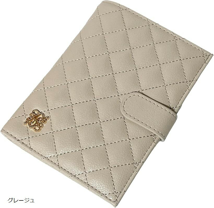 バリエーションコード : 2br50hq22r商品コード2br50hx2uc商品名パスポートケース シンプル 縦長 薄型 多機能 コンパクト ペンホルダー おしゃれ 可愛い キルティング 旅行 合皮 軽量 R121ブランドCrossmarbery(クロスマーベリー)カラーグレージュ「上品なデザインと質感」立体的なキルティング素材にきらりと輝くゴールドのプレートをあしらったパスポートケースです。シンプルながらも洗練されたデザインは、持つ人の手元を上品に彩ります。落ち着いた雰囲気があり年齢を問わず長く愛用できる仕上がりです。手触りの良い生地感と美しい光沢が日常のふとした瞬間に特別感をプラスします。ビジネスからプライベートまで、あらゆる場面に馴染む大人のためのアイテムです。「驚きの収納力と整理整頓」パスポートなどをまとめて管理できる優れた収納力を備えています。旅先での必需品に加え、日常で増えがちなカード類や診察券、通帳まですっきりと収まります。どこに何があるか一目で分かるため、窓口やレジ前でもスムーズに取り出せます。複数のポケットを活用することで整理が苦手な方でもバッグの中身を常にきれいに保つことができる、非常に使い勝手の良い仕様になっています。「薄型で多彩な使い道」薄型でコンパクトな設計により、小さな鞄に入れてもかさばることはありません。海外への渡航時はもちろん、日々の銀行回りや通院など、幅広いシーンで活躍します。必要な物を一つにまとめて持ち運べる手軽さは忙しい毎日の強い味方です。スマートなフォルムは持ち運びのストレスを減らし、アクティブな行動をサポートします。ライフスタイルに合わせて自由にお使いいただけるマルチケースです。※ 他ネットショップでも併売しているため、ご注文後に在庫切れとなる場合があります。予めご了承ください。※ 品薄または希少等の理由により、参考価格よりも高い価格で販売されている場合があります。ご注文の際には必ず販売価格をご確認ください。※ 沖縄県、離島または一部地域の場合、別途送料の負担をお願いする場合があります。予めご了承ください。※ お使いのモニタにより写真の色が実際の商品の色と異なる場合や、イメージに差異が生じることがあります。予めご了承ください。※ 商品の詳細（カラー・数量・サイズ 等）については、ページ内の商品説明をご確認のうえ、ご注文ください。※ モバイル版・スマホ版ページでは、お使いの端末によっては一部の情報が表示されないことがあります。すべての記載情報をご確認するには、PC版ページをご覧ください。「素材」合成皮革「仕様」開閉：スナップボタン内側：オープンポケットx3、カードポケットx4、クリア窓ポケットx1、ペン差しループx1「サイズ」横幅：11cm　高さ：15.5cm　マチ：2cm「重さ」約110g＊ 照明、モニター環境等により色目が若干異なる場合がございます。＊ 寸法は平置き採寸となっており個体差がございます。予めご了承ください。＊ プリント・型押し加工などの柄物は、裁断位置により一点一点表情の違う仕上がりになります。＊ 画像はイメージとなり、生産時期等により細部のデザインが異なる場合がございます。予めご了承ください。