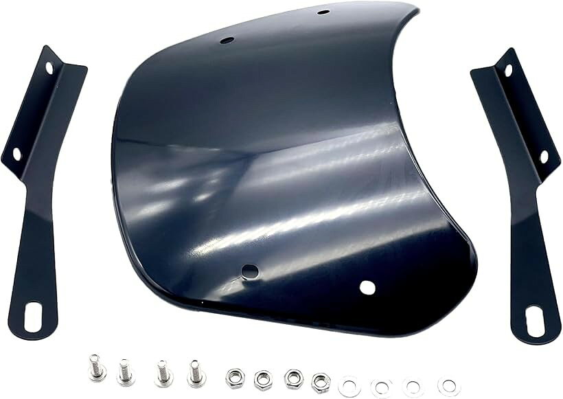 商品コード2bk43qlhtx商品名バイク用ウインドシールド 汎用メーターバイザー 風防スクリーンカウル 取付金具付きブランドCrown Dorisカラーブラック「走行風をやわらげ快適な走りへ」ハンドル前方に立ち上がる曲面スクリーンが正面からの走行風を受け止め、上半身へ当たる風圧をやわらげます。長距離ツーリングや毎日の通勤・通学での疲労軽減に役立ち、肌寒い季節の防寒対策としても活躍。愛車の印象を引き締めるドレスアップパーツとしても人気です。「丈夫なABS樹脂とスチールステー」スクリーン本体には軽量で割れにくいABS樹脂、取り付けステーには強度のあるスチールを採用しました。振動の多いバイクでも変形しにくく、屋外での使用にも配慮した造りです。落ち着いたブラックカラーが車体を選ばず、さまざまな車両に自然に馴染みます。「高さを微調整できる取り付けステー」付属ステーは取り付け穴が長穴（スロット）加工のため、お好みの高さや角度に微調整が可能です。付属のボルト・ナット・ワッシャーでスクリーン本体とステーを固定するだけのシンプルな構造。視界とスタイリングのバランスを見ながら位置を決められます。「汎用設計で幅広い車両に／セット内容」カウルサイズは横幅約25.5cmx高さ約16.8cmのコンパクト設計。丸型ヘッドライトのネイキッドやアメリカン、原付二種など多くの車両に使える汎用タイプです。セット内容はスクリーン本体1枚・取り付けステー2本・ボルト・ナット・ワッシャー各4個。取り付け前に車両側の形状とスペースを必ずご確認ください。カワサキとの互換性あり。「ご購入前にご確認ください」＊モニターの発色具合により、実際の色味と異なる場合がございます。＊輸入品のため、外箱に若干のスレ・へこみがある場合がございますが、商品本体には影響ございません。＊商品仕様は予告なく変更される場合がございます。※ 他ネットショップでも併売しているため、ご注文後に在庫切れとなる場合があります。予めご了承ください。※ 品薄または希少等の理由により、参考価格よりも高い価格で販売されている場合があります。ご注文の際には必ず販売価格をご確認ください。※ 沖縄県、離島または一部地域の場合、別途送料の負担をお願いする場合があります。予めご了承ください。※ お使いのモニタにより写真の色が実際の商品の色と異なる場合や、イメージに差異が生じることがあります。予めご了承ください。※ 商品の詳細（カラー・数量・サイズ 等）については、ページ内の商品説明をご確認のうえ、ご注文ください。※ モバイル版・スマホ版ページでは、お使いの端末によっては一部の情報が表示されないことがあります。すべての記載情報をご確認するには、PC版ページをご覧ください。