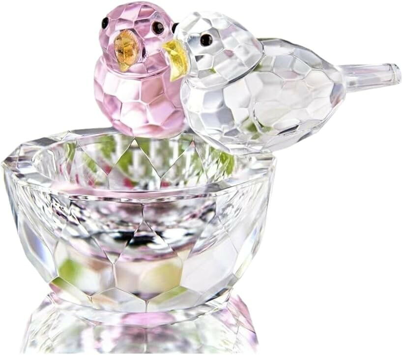 商品コード2buuccj1jk商品名クリスタル 鳥 置物 小物入れ アート ガラス 動物 テーブル オブジェ 置き物 おしゃれ 小さい ミニ 飾り ギフト 北欧 雑貨 卓上 棚 玄関ブランドカロモンテカラークリアサイズ等ミニサイズ「クリスタル製のオシャレな小鳥の置き物」クリスタルガラス製の鳥の置物は、北欧風の洗練されたデザインで、モダンでスタイリッシュな空間を演出します。「小物入れとしても利用できるオブジェ」装飾的なオブジェとしての役割に加え、小物入れとしても活用できる実用的なアイテムです。「様々な場所におけるインテリア」卓上や玄関、棚など、様々な場所に設置可能で、インテリアのアクセントとして最適です。「芸術的な空間を演出するアイテム」透明感のあるクリスタルガラスが光を美しく反射し、芸術的な雰囲気を演出します。「大切な人へのギフトとしても最適」コンパクトサイズで洗練されたデザインは、特別な方への贈り物としても最適です。※ 他ネットショップでも併売しているため、ご注文後に在庫切れとなる場合があります。予めご了承ください。※ 品薄または希少等の理由により、参考価格よりも高い価格で販売されている場合があります。ご注文の際には必ず販売価格をご確認ください。※ 沖縄県、離島または一部地域の場合、別途送料の負担をお願いする場合があります。予めご了承ください。※ お使いのモニタにより写真の色が実際の商品の色と異なる場合や、イメージに差異が生じることがあります。予めご了承ください。※ 商品の詳細（カラー・数量・サイズ 等）については、ページ内の商品説明をご確認のうえ、ご注文ください。※ モバイル版・スマホ版ページでは、お使いの端末によっては一部の情報が表示されないことがあります。すべての記載情報をご確認するには、PC版ページをご覧ください。癒しの空間を演出 心和むインテリア ほっとする微笑みシーサー シーサー スマイル お座り 2体セット 獅子 魔除け 狛犬 置物 置き物 玄関 かわいい ミニ 厄除け 縁起物 風水 開運 インテリア 小物すっきり愛らしく アクセサリー トレー シロクマ 小物入れ ジュエリー トレイ しろくま 玄関 鍵置き 収納 白くま 卓上 置物 キー ホルダー スタンド おしゃれ インテリア 小鳥と彩る空間 クリスタル 鳥 置物 小物入れ アート ガラス 動物 テーブル インテリア オブジェ 置き物 おしゃれ 小さい ミニ 飾り ギフト 北欧 雑貨 卓上 棚 玄関 幻想的な光のアート テーブルランプ クリスタル フラワー ボール 水晶玉 LED ライト 置物 寝室 ベッドサイドランプ 間接照明 ナイトライト 癒し インテリア おしゃれ 北欧テイストを取り入れた、エレガントなクリスタルガラス製の鳥の置物です。美しい輝きと透明感のあるデザインが、インテリアに上質な雰囲気を演出します。小物入れとしても使える実用的な機能を備え、アクセサリーや小さな雑貨の収納にも最適です。玄関や棚、テーブルの上など、様々な場所に飾ることができ、お部屋のアクセントとして存在感を放ちます。コンパクトなサイズながら、繊細な造形と光の反射が織りなす芸術的な表情は、見る人の心を魅了します。大切な方へのギフトとしても喜ばれる、洗練されたインテリアオブジェです。モダンなお部屋から和のテイストまで、幅広いインテリアスタイルに調和するデザインが特徴です。