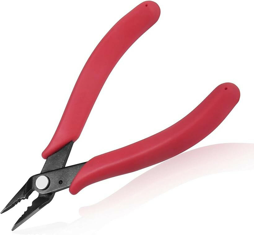 商品コード2br8ss253p商品名ジュエリーロングノーズプライヤー ジュエリーを作るツール 炭素鋼切断ペンチ 圧着ビーズ用ペンチ DIYの工芸ツール ワイヤーラッピングツール 小型 軽量 多機能 ハンドメイド ヤットコブランドGOLD DEERカラーレッド「材質」 65高炭素鋼を採用し、高周波熱処理を施すことで高い硬度と優れた靭性を実現。長期間の使用でも形状を維持します。表面には錆防止処理が施されており、高い耐摩耗性と耐腐食性により長寿命を保証します。「設計」精密設計の先細り先端で小型部品を容易に把持・回転でき、人間工学に基づいたTPE製滑り止めハンドルは確かな把持感を実現します。反発性に優れたスプリング機構により軽快な操作性を提供し、作業効率を大幅に向上させます。「位置決めビーズ加工用デザイン」位置決めビーズの最終的な位置調整を可能にし、より強固で仕上がりの美しい結果を得られます。4つのクリップを備えており、1mm、2mm、3mmの位置決めボタンを同時に処理することが可能です。「サイズ」 133 x 85 x 16 mm / 5.2 x 3.3 x 0.6 インチ「用途」 多用途ラジオペンチは、主にジュエリー製作・修理、電子ジュエリーの組み立て、ワイヤー巻き作業など、様々な用途にご使用いただけます。手芸愛好家や電子工作従事者にとって必須の工具です。※ 他ネットショップでも併売しているため、ご注文後に在庫切れとなる場合があります。予めご了承ください。※ 品薄または希少等の理由により、参考価格よりも高い価格で販売されている場合があります。ご注文の際には必ず販売価格をご確認ください。※ 沖縄県、離島または一部地域の場合、別途送料の負担をお願いする場合があります。予めご了承ください。※ お使いのモニタにより写真の色が実際の商品の色と異なる場合や、イメージに差異が生じることがあります。予めご了承ください。※ 商品の詳細（カラー・数量・サイズ 等）については、ページ内の商品説明をご確認のうえ、ご注文ください。※ モバイル版・スマホ版ページでは、お使いの端末によっては一部の情報が表示されないことがあります。すべての記載情報をご確認するには、PC版ページをご覧ください。