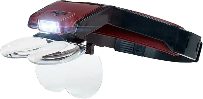 商品コード2brkdkvplc商品名ヘッドルーペ LEDライト付き 頭部固定式 拡大鏡 交換レンズ式 倍率切替 DIYブランドシャンディニー(Chandeny)カラーブラウンxブラックサイズ等230x190x105mm「細かい作業がよく見える」 細かい作業を見やすくサポートする、LEDライト付きヘッドルーペです。頭部に固定して使えるから、作業中の視界が安定します。プラモデル制作や木工・DIY、ハンドメイドなどで細かい部分が見えにくい方にぴったり。老眼鏡だと距離が合わないというお悩みも解決できます。倍率を切り替えられるから、作業内容に合わせて調整可能。手元が暗い場面でも、LEDライトが明るく照らしてくれます。「両手が自由に使える」 頭に装着するタイプだから、両手を使った作業に向いています。プラモデル制作や木工・DIY、ハンドメイドなどの細かな工程でも作業がはかどります。手で拡大鏡を持つ必要がないから、パーツを押さえたり、工具を使ったり、自由に作業できます。アクセサリー作りや革細工など、繊細な手作業が必要な場面でも大活躍。両手が空くことで作業効率がぐっとアップします。「倍率を自由に切り替え」 交換レンズ式で、用途に合わせて倍率を選べます。1.7倍、2倍、2.5倍、4.5倍の4種類のレンズが付属。大まかな作業から細かい仕上げまで対応できます。老眼鏡だとうまく見えないという方も、作業に合った倍率を選べるので快適に使えます。レンズの交換も簡単で、作業の途中でサッと変えられます。「LEDライトで手元明るく」 手元を照らせるLEDライト付きです。暗い場所や影になりやすい部分も見えやすく、細部の確認や仕上げ作業にも役立ちます。作業中に自分の手で影ができて見えにくいという経験も、このヘッドルーペなら解決できます。ライトが視線の先を照らしてくれるから、常に明るい状態で作業可能。細かいパーツの色や傷の確認もしやすくなって、作業の精度が上がります。「商品内容」LEDライト付きヘッドルーペ「付属品」交換レンズ4枚「倍率」1.7倍、2倍、2.5倍、4.5倍「素材」プラスチック、アクリル光学レンズ「電池」単4形乾電池x2本(別売)「サイズ」約23x19x10.5cm ＊電池は付属しません。※ 他ネットショップでも併売しているため、ご注文後に在庫切れとなる場合があります。予めご了承ください。※ 品薄または希少等の理由により、参考価格よりも高い価格で販売されている場合があります。ご注文の際には必ず販売価格をご確認ください。※ 沖縄県、離島または一部地域の場合、別途送料の負担をお願いする場合があります。予めご了承ください。※ お使いのモニタにより写真の色が実際の商品の色と異なる場合や、イメージに差異が生じることがあります。予めご了承ください。※ 商品の詳細（カラー・数量・サイズ 等）については、ページ内の商品説明をご確認のうえ、ご注文ください。※ モバイル版・スマホ版ページでは、お使いの端末によっては一部の情報が表示されないことがあります。すべての記載情報をご確認するには、PC版ページをご覧ください。