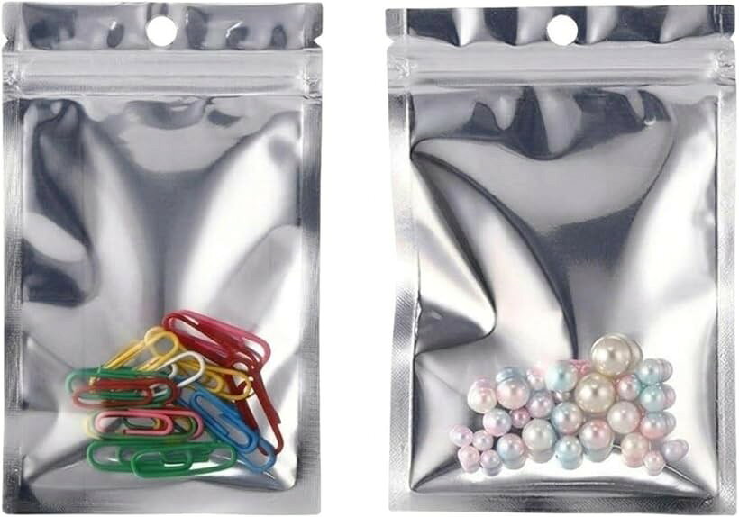 バリエーションコード : 2brc6l98uu商品コード2brc6c898s商品名アスペルシオ ジッパー付き 収納袋 保存袋 ミニ 小分け袋 携帯用 小物整理 片面透明 遮光 密閉 ラッピング チャック付き袋ブランドaspersioカラーシルバー(片面透明)サイズ等横6cmx縦10cm(50枚入)＊片面透明で中身が見える小分け袋 ＊表面は透明仕様、裏面は銀色デザインで見せたくない側はしっかりカバー＊ジップ付きで簡単に開閉、しっかり密閉でき繰り返し使用可能 ＊丈夫で破れにくい素材で長く使える1枚＊アクセサリー、薬やサプリメントなど携帯用としても使いやすいコンパクトサイズ ＊文具・アクセサリー・小物整理など多用途に使用可能 ＊USB、SDカード等電子小物、DIYや作業の材料整理保管にも。＊旅行用仕分けにも。小物収納効率をアップ ＊家庭、オフィス、室内や屋外作業での整理整頓におすすめ ＊フリマ、ハンドメイド商品発送の梱包も手軽に活用できます「サイズ」 「横6cmx縦10cm」 「横10cmx縦17.5cm」 ＊寸法は実物を平置きにて採寸しております。＊商品タイトル以外の商品・アクセサリー等は含みません。※ 他ネットショップでも併売しているため、ご注文後に在庫切れとなる場合があります。予めご了承ください。※ 品薄または希少等の理由により、参考価格よりも高い価格で販売されている場合があります。ご注文の際には必ず販売価格をご確認ください。※ 沖縄県、離島または一部地域の場合、別途送料の負担をお願いする場合があります。予めご了承ください。※ お使いのモニタにより写真の色が実際の商品の色と異なる場合や、イメージに差異が生じることがあります。予めご了承ください。※ 商品の詳細（カラー・数量・サイズ 等）については、ページ内の商品説明をご確認のうえ、ご注文ください。※ モバイル版・スマホ版ページでは、お使いの端末によっては一部の情報が表示されないことがあります。すべての記載情報をご確認するには、PC版ページをご覧ください。