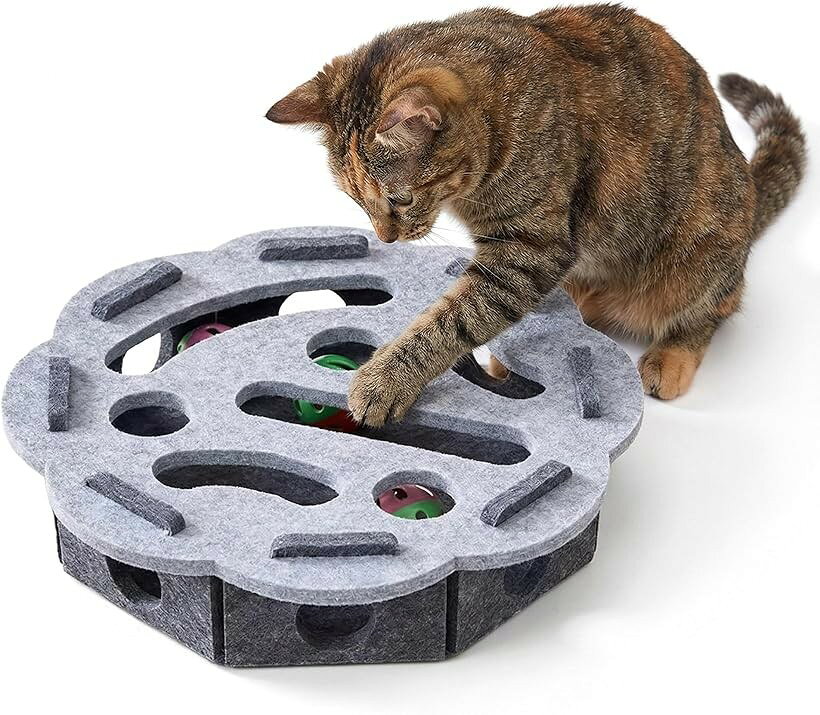 バリエーションコード : 2br0sjwo2x商品コード2br0phrd1i商品名猫用 知育 おもちゃ 迷路ボード ラウンド型 フェルト 室内遊び 鈴入りボール付きブランドシャンディニー(Chandeny)カラーグレー「猫のための楽しい迷路ボード」 円形デザインのラウンド型迷路ボードで、室内で楽しめる猫用知育おもちゃです。お部屋の中に置きやすい形状で、見た目にもやわらかい印象のデザイン。留守番中や運動不足が気になるときの室内遊びに取り入れやすいアイテム。かわいい見た目と楽しい遊び方で、猫のお気に入りになること間違いなし。お部屋のインテリアにもしっくりなじむ、気に入りやすいおもちゃです。「ボールを探す楽しい遊び」 穴や通路の中にボールが入り、猫が前足や鼻先を使って探す遊びができます。知育タイプのおもちゃとして、留守番中や運動不足が気になるときに取り入れやすい。自分で見つける動きが生まれやすい設計で、猫の好奇心がぐっと刺激されます。前足や鼻先を使っていろいろな動きが出るから、見ていてもワクワクします。「フェルトとプラスチックの組み合わせ」 本体はフェルト素材とプラスチックパーツを組み合わせた作りです。軽やかな素材感で持ち運びしやすく、室内の床でも使いやすい形状。複数の穴と通路があり、動きのある遊び方が生まれやすい仕様です。柔らかい素材だから猫の爪や体に負担がかかりにくい。軽いから簡単に動かせて、遊び方も変えやすいです。「音が鳴る鈴入りボール付き」 音の鳴る鈴入りボールが付属しています。動きと音で猫の興味を引きやすい構成です。ボールが動くたびにチリンと音がなって、猫の好奇心がぐっと高まります。室内でのひとり遊びに取り入れやすい内容で、猫が自分のペースで楽しめます。かわしい見た目も気に入るはずです。「商品内容」猫用 知育迷路ボード「セット内容」ラウンド型ボード+鈴入りボール3個「カラー」グリーン/グレー/キャメル「サイズ」直径約30cm x 高さ約7.5cm「素材」フェルト+プラスチック※ 他ネットショップでも併売しているため、ご注文後に在庫切れとなる場合があります。予めご了承ください。※ 品薄または希少等の理由により、参考価格よりも高い価格で販売されている場合があります。ご注文の際には必ず販売価格をご確認ください。※ 沖縄県、離島または一部地域の場合、別途送料の負担をお願いする場合があります。予めご了承ください。※ お使いのモニタにより写真の色が実際の商品の色と異なる場合や、イメージに差異が生じることがあります。予めご了承ください。※ 商品の詳細（カラー・数量・サイズ 等）については、ページ内の商品説明をご確認のうえ、ご注文ください。※ モバイル版・スマホ版ページでは、お使いの端末によっては一部の情報が表示されないことがあります。すべての記載情報をご確認するには、PC版ページをご覧ください。
