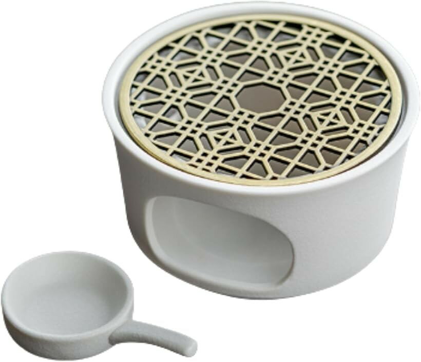 バリエーションコード : 2bun60ki1r商品コード2bun6xowwl商品名浄化皿 ホワイトセージ パワーストーン 浄化 お香 皿 リラックスブランドAll Trustカラーホワイトサイズ等直径約10.7cm、高さ約5.8cm「お部屋の雰囲気を清めるための浄化専用皿」 ホワイトセージの葉やお香を燃やし、パワーストーン、アクセサリー、空間などの浄化を目的とした専用の皿です。煙と香りを効果的に広げ、日常の疲れやマイナスのエネルギーをクリアにする環境づくりをサポートします。「灰の処理が簡単な便利な小皿セット」 本体と受け皿となる小皿がセットになっているため、燃やし終わったセージやお香の灰を散らかすことなく簡単に処理できます。使用後の清掃の手間を軽減し、衛生的に使用できます。「瞑想やリラックスタイムの質を高める」 セージやお香の穏やかな香りと煙が、瞑想（メディテーション）やヨガ、就寝前のリラックスタイムの質を向上させます。視覚と嗅覚の両方から心を落ち着かせ、深いリラックスへと導きますxx。「商品内容」サイズ：直径約10.7cm、高さ約5.8cm　セット内容：本体・小皿※ 他ネットショップでも併売しているため、ご注文後に在庫切れとなる場合があります。予めご了承ください。※ 品薄または希少等の理由により、参考価格よりも高い価格で販売されている場合があります。ご注文の際には必ず販売価格をご確認ください。※ 沖縄県、離島または一部地域の場合、別途送料の負担をお願いする場合があります。予めご了承ください。※ お使いのモニタにより写真の色が実際の商品の色と異なる場合や、イメージに差異が生じることがあります。予めご了承ください。※ 商品の詳細（カラー・数量・サイズ 等）については、ページ内の商品説明をご確認のうえ、ご注文ください。※ モバイル版・スマホ版ページでは、お使いの端末によっては一部の情報が表示されないことがあります。すべての記載情報をご確認するには、PC版ページをご覧ください。