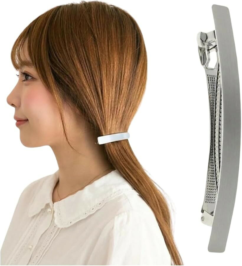 バリエーションコード : 2bron6vn4k商品コード2bronygvfw商品名美のプロ監修 バレッタ おしゃれ 大人 ヘアピン メタリック ヘアバレッタ ヘアクリップ 可愛い 髪飾り 髪留め ヘアアクセサリー 着脱式スプリング シンプル 大きめ 小さめ 結婚式 日常ブランドRENIOカラーシルバー「洗練された大人の万能バレッタ」メタリック質感が上品。シンプルで飽きのこないデザインは、日常から結婚式までシーンを選ばず活躍します。大人かわいい華やぎを後ろ姿に添える逸品。「時短で叶う、品格ヘアスタイル」着脱式スプリングで留めやすく、忙しい朝もさっと髪をまとめるだけで垢抜けた印象に。ヘアクリップ感覚で使える操作性と、高級感ある髪飾りの美しさを両立。「オンオフ自在。輝く2色」シルバーとゴールドがあり、その日の気分や服装に合わせた使い分けが可能。大きすぎず小さすぎない絶妙なサイズ感で、どんな髪型も万能にまとめます。「美容師も推奨する高い実用性」しっかり留まる安心のホールド力で、お仕事中も崩れにくく快適。派手すぎないヘアアクセサリーとして、オフィスやパーティーなど幅広いシーンで重宝します。「髪質を選ばず、一日中しっかりキープ」ハーフアップからまとめ髪まで、毛量を問わず安定した使い心地。着脱式スプリングが髪を優しく、かつ確実に固定。日常のどんな動きにも寄り添う実用的な髪留め。※ 他ネットショップでも併売しているため、ご注文後に在庫切れとなる場合があります。予めご了承ください。※ 品薄または希少等の理由により、参考価格よりも高い価格で販売されている場合があります。ご注文の際には必ず販売価格をご確認ください。※ 沖縄県、離島または一部地域の場合、別途送料の負担をお願いする場合があります。予めご了承ください。※ お使いのモニタにより写真の色が実際の商品の色と異なる場合や、イメージに差異が生じることがあります。予めご了承ください。※ 商品の詳細（カラー・数量・サイズ 等）については、ページ内の商品説明をご確認のうえ、ご注文ください。※ モバイル版・スマホ版ページでは、お使いの端末によっては一部の情報が表示されないことがあります。すべての記載情報をご確認するには、PC版ページをご覧ください。