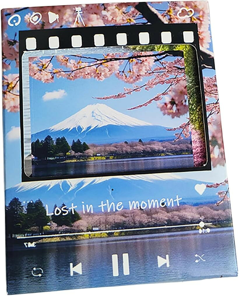 商品コード2br3g6tnf3商品名メッセージカード 録音機能付き 富士山 音声再生 サプライズ グリーティングカード 誕生日 結婚式 記念日 お祝い ギフトブランドCAWKAYカラーブルー「音声で想いを届ける録音機能付きサプライズカード」 カード本体に音声録音・再生機能を搭載したメッセージカードで、自分の声で想いを伝えられる特別なギフトです。最大約一分間の音声を録音でき、お祝いの言葉や感謝のメッセージ、思い出の一言などをそのまま残すことができます。文字だけでは伝えきれない気持ちを声で届けられるため、誕生日、記念日、結婚式、サプライズ演出など幅広いシーンで印象に残る贈り物として活躍します。「日本らしさを感じる富士山デザイン」 表紙には日本を象徴する富士山モチーフを採用し、上品で落ち着いた印象に仕上げています。和風デザインでありながら、年代や性別を問わず受け入れられやすく、国内向けギフトはもちろん、外国人の方へのプレゼントや日本土産としても人気の高いデザインです。写真映えする美しいビジュアルで、開く前から期待感を高めます。「再生ボタンを押すだけの簡単操作」 録音も再生も直感的に操作できる設計のため、機械が苦手な方でも安心して使用できます。カードを開いて再生ボタンを押すだけで、事前に録音した音声メッセージが流れ、サプライズ感を演出できます。お子様からご年配の方まで使いやすく、家族やカップル、友人へのプレゼントにも最適です。「特別な日を印象に残すギフト演出」 誕生日、結婚式、記念日、お祝い、プロポーズ、送別会など、大切な節目に気持ちをしっかり伝えたい場面で活躍します。カードを開いた瞬間に音声が流れることで、驚きと感動を同時に演出でき、記憶に残る体験型ギフトとして選ばれています。サプライズグリーティングカードとして他とは違う特別感を演出できます。「ギフトとして選ばれやすい魅力的なメッセージカード」 音声を録音して再生できる機能と、富士山をモチーフにした上品なデザインを組み合わせたメッセージカードは、「言葉」と「声」の両方で想いを届けられる特別なギフトです。誕生日や結婚式、記念日、お祝いなど、大切な場面で気持ちをしっかり伝えたい方に選ばれています。サプライズ性と実用性を兼ね備えており、受け取った方の印象に強く残る、心に残る贈り物としておすすめです。※ 他ネットショップでも併売しているため、ご注文後に在庫切れとなる場合があります。予めご了承ください。※ 品薄または希少等の理由により、参考価格よりも高い価格で販売されている場合があります。ご注文の際には必ず販売価格をご確認ください。※ 沖縄県、離島または一部地域の場合、別途送料の負担をお願いする場合があります。予めご了承ください。※ お使いのモニタにより写真の色が実際の商品の色と異なる場合や、イメージに差異が生じることがあります。予めご了承ください。※ 商品の詳細（カラー・数量・サイズ 等）については、ページ内の商品説明をご確認のうえ、ご注文ください。※ モバイル版・スマホ版ページでは、お使いの端末によっては一部の情報が表示されないことがあります。すべての記載情報をご確認するには、PC版ページをご覧ください。