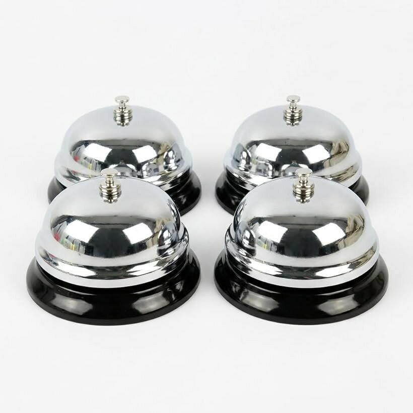 バリエーションコード : 2br14ysowf商品コード2brw354wc1商品名コールベル 卓上ベル 呼び鈴 セット 店舗 飲食店 介護 受付 カウンター 病院ブランドMIMIAカラーシルバー：4個サイズ等ワンサイズ響き渡るクリアな音色。店舗・介護・イベント用のコールベル4個セットシンプルで耐久性のあるステンレス製コールベル（卓上ベル）の4個セットです。店舗の受付カウンターから、ご家庭での介護・見守り、ペットの合図まで、幅広い用途でご使用いただけます。＊製品の特徴1. 「軽く押すだけでよく響くクリアな音質」 内部のハンマー構造を調整し、指一本で押すと「チーン」とクリアな音が鳴ります。音がこもったり、小さすぎたりすることがなく、騒がしい店内や離れた部屋へも合図が届く仕様です。2. 「シーンに合わせて選べる2色展開」 ・シルバー（Silver）： 清潔感のある鏡面仕上げ。飲食店、オフィス、病院、学校などで使用できます。サビに強く、水回りでの使用も可能です。・ゴールド（Gold）： 真鍮のような輝きのあるカラー。バー、ホテルのフロント、美容室、パーティ会場など、空間の雰囲気を重視する3. 「用途が広がる4個セット」 「レジと厨房」「1階と2階」「各テーブル」など、必要な場所に一度に設置できる4個セットです。店舗の増設用や、予備としても活用できます。4. 「耐久性のある素材」 本体はステンレスと金属素材を使用しています。繰り返し押されることを想定した作りで、日々の業務や生活をサポートします。汚れもサッと拭き取れ、清潔な状態を保てます。＊主な利用シーン 店舗・飲食店： レジ横の呼び出しベル、厨房へのオーダー合図、お客様用テーブルベル オフィス・ホテル： 受付カウンター、フロントデスク 介護・見守り： 寝室やトイレからの呼び出し、別室への合図 ペット・イベント： 犬や猫の「ごはん」のしつけ、クイズ大会の回答ボタン、ゲームの合図＊商品仕様 サイズ： 底面直径 約8.5cm x 高さ 約6cm 重量： 約65g（1個あたり） セット内容： コールベル本体 x 4個 カラーバリエーション： シルバー / ゴールド＊モニター環境により、実際の色味と多少異なって見える場合がございます。あらかじめご了承ください。※ 他ネットショップでも併売しているため、ご注文後に在庫切れとなる場合があります。予めご了承ください。※ 品薄または希少等の理由により、参考価格よりも高い価格で販売されている場合があります。ご注文の際には必ず販売価格をご確認ください。※ 沖縄県、離島または一部地域の場合、別途送料の負担をお願いする場合があります。予めご了承ください。※ お使いのモニタにより写真の色が実際の商品の色と異なる場合や、イメージに差異が生じることがあります。予めご了承ください。※ 商品の詳細（カラー・数量・サイズ 等）については、ページ内の商品説明をご確認のうえ、ご注文ください。※ モバイル版・スマホ版ページでは、お使いの端末によっては一部の情報が表示されないことがあります。すべての記載情報をご確認するには、PC版ページをご覧ください。