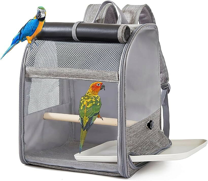 バリエーションコード : 2bulyl4ski商品コード2bulyqhs3s商品名鳥用 キャリーバッグ インコ キャリー リュック 軽量 通院用 止まり木付き 2～3匹用ブランドBoonoカラーグレー「通院・旅行に最適な軽量キャリーリュック」 動物病院への通院や旅行、散歩時にも使いやすいデザイン。飼い主も鳥も快適に過ごせる工夫が詰まっており、大切な愛鳥との外出がもっと身近になります。「安心の止まり木付きキャリー」 内部には丈夫な止まり木を設置。自然な姿勢で休憩でき、愛鳥のストレスを軽減します。鳥が滑らず安定して立てるため、通院や旅行時でも落ち着いた状態を保てます。「2～3匹対応のインコ用リュック」 広めの内部スペースで2～3羽のインコを一緒に入れられます。複数飼いの方にも便利で、仲良しの鳥たちを同時に移動させる際にぴったりです。「通気性抜群の鳥用キャリーバッグ」 全面メッシュ構造で通気性を確保し、暑い日でも蒸れにくいデザイン。外の景色を見られるため、インコが安心しながらお出かけを楽しめます。「鳥用 キャリーバッグ 商品仕様」 サイズ：高さ38x長さ31x幅24cm 重さ：約1100グラム 素材：ポリエステル 付属品：止まり木付き※ 他ネットショップでも併売しているため、ご注文後に在庫切れとなる場合があります。予めご了承ください。※ 品薄または希少等の理由により、参考価格よりも高い価格で販売されている場合があります。ご注文の際には必ず販売価格をご確認ください。※ 沖縄県、離島または一部地域の場合、別途送料の負担をお願いする場合があります。予めご了承ください。※ お使いのモニタにより写真の色が実際の商品の色と異なる場合や、イメージに差異が生じることがあります。予めご了承ください。※ 商品の詳細（カラー・数量・サイズ 等）については、ページ内の商品説明をご確認のうえ、ご注文ください。※ モバイル版・スマホ版ページでは、お使いの端末によっては一部の情報が表示されないことがあります。すべての記載情報をご確認するには、PC版ページをご覧ください。