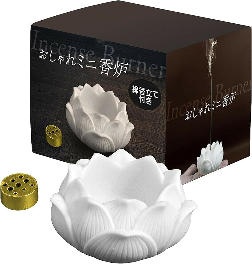 商品コード2br19yn0cw商品名香炉 香炉皿 お香立て 丸香炉 アンティーク調 蓋付 線香たて 仏壇用 御洒落 お香置きブランドにしはやカラーホワイトサイズ等Free「上品でオシャレなお香立て」花弁が開いたような白く美しいデザインの香炉。線香立て・お香立てとしてだけでなく、置くだけでも空間を引き立てるオシャレな佇まいです「線香立て 付きミニ香炉」香炉の中に設置できる真鍮製の香立てが付属。線香を安定して立てられ、小さな仏具や日常使いのお香立てとして使いやすい設計です「香炉灰をしっかり受け止める形状」　深さのあるボウル形状により、燃え落ちた香炉灰が外に散りにくく、卓上・棚・デスクの上でも扱いやすくなっています「小さな空間にちょうどいいサイズ感」ヨガ・瞑想・リラックスタイムなど、限られた空間に適したミニサイズの香炉。玄関やリビング、書斎など場所を選ばず設置できます「香炉としてもインテリアとしても」使用していない時は、インテリア小物としても楽しめるデザイン。装飾性と実用性を兼ね備えたお香立てです※ 他ネットショップでも併売しているため、ご注文後に在庫切れとなる場合があります。予めご了承ください。※ 品薄または希少等の理由により、参考価格よりも高い価格で販売されている場合があります。ご注文の際には必ず販売価格をご確認ください。※ 沖縄県、離島または一部地域の場合、別途送料の負担をお願いする場合があります。予めご了承ください。※ お使いのモニタにより写真の色が実際の商品の色と異なる場合や、イメージに差異が生じることがあります。予めご了承ください。※ 商品の詳細（カラー・数量・サイズ 等）については、ページ内の商品説明をご確認のうえ、ご注文ください。※ モバイル版・スマホ版ページでは、お使いの端末によっては一部の情報が表示されないことがあります。すべての記載情報をご確認するには、PC版ページをご覧ください。