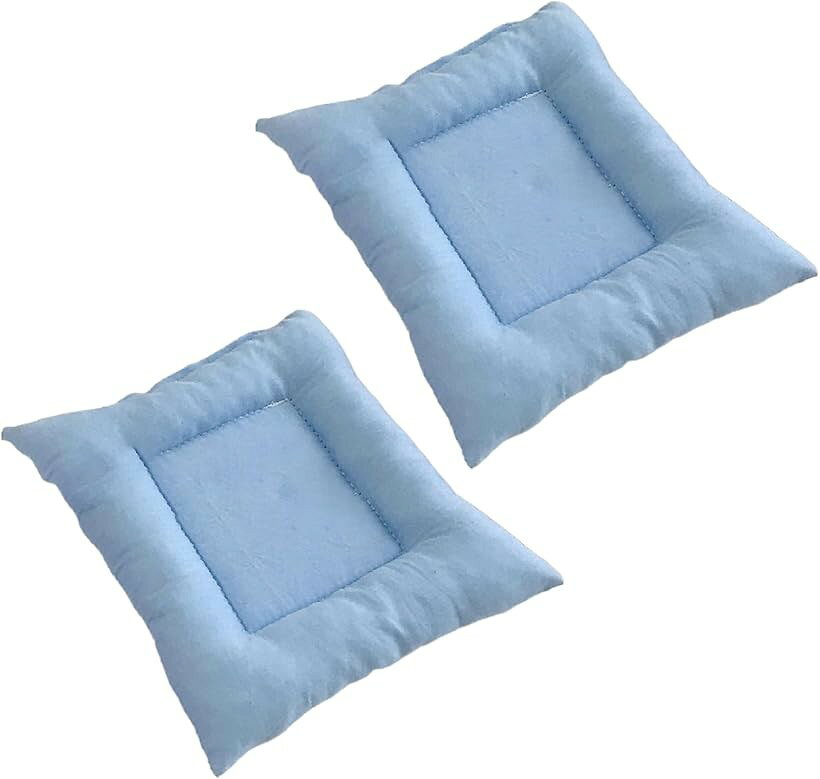 バリエーションコード : 2brp4trt88商品コード2brp46r8c0商品名2枚 ミニ座布団 14cm ぬいぐるみ フィギュア ディスプレイ 台座 撮影小物ブランドnijimomoカラーブルーサイズ等14cm「彩り添えるミニ座布団で特別な空間」 お気に入りの小物や置物をそっと乗せるだけで、見慣れた空間がパッと華やかに生まれ変わります。無地のシンプルなデザインだからこそ、主役を引き立てながら上品な雰囲気を演出。暮らしの中に小さな特別感を取り入れたいときにぴったりのアイテムです。「選べる3色展開の便利な2枚セット」 白、ピンク、水色の3色から、飾りたいものの雰囲気に合わせて選べます。約14cm角の使いやすいサイズ感が2枚セットになっているため、並べて飾ったり、別々の場所で活用したりとレイアウトも自由自在。統一感のあるディスプレイが手軽に楽しめます。「置くだけ簡単。棚を優しく守る敷物」 飾りたい場所へポンと置くだけ。陶器の置物などを置くときに気になる「棚へのこすれ跡」や「カチカチ当たる音」を、ふっくらした厚みが優しく防いでくれます。大切な家具を傷つける心配がなく、どこにでも安心して自分だけの展示コーナーが作れます。「ふっくら柔らかな質感と丁寧な作り」 中綿が入ったふっくらとした厚みが、乗せるものを優しく包み込みます。無地で清潔感のある生地を採用しており、和洋どちらのインテリアにも自然にマッチ。丁寧な仕上げで、長く愛用いただける品質にこだわりました。大切なコレクションをやわらかく守ります。＊取扱説明書は付属しておりません。「商品内容」ミニ座布団 2枚セット「バリエーション」白、ピンク、水色「サイズ」約14cm x 14cm 「素材」ポリエステル、綿＊モニターの環境により、色の見え方に若干差が生じる場合がございます。※ 他ネットショップでも併売しているため、ご注文後に在庫切れとなる場合があります。予めご了承ください。※ 品薄または希少等の理由により、参考価格よりも高い価格で販売されている場合があります。ご注文の際には必ず販売価格をご確認ください。※ 沖縄県、離島または一部地域の場合、別途送料の負担をお願いする場合があります。予めご了承ください。※ お使いのモニタにより写真の色が実際の商品の色と異なる場合や、イメージに差異が生じることがあります。予めご了承ください。※ 商品の詳細（カラー・数量・サイズ 等）については、ページ内の商品説明をご確認のうえ、ご注文ください。※ モバイル版・スマホ版ページでは、お使いの端末によっては一部の情報が表示されないことがあります。すべての記載情報をご確認するには、PC版ページをご覧ください。