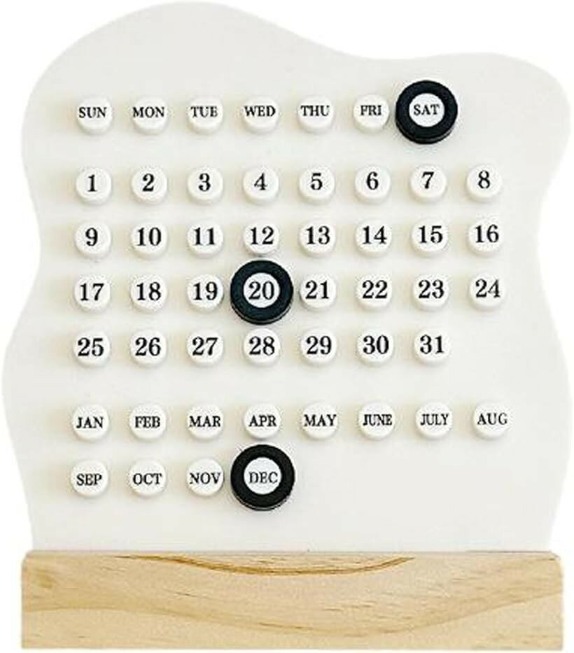 バリエーションコード : 2bu3t919s8商品コード2brl0r8is2商品名万年カレンダー 卓上 デスク シンプル 北欧 リング パーペチュアル カレンダー 永久 モノトーン ナチュラル おしゃれ インテリア 木製 スタンド オフィス 勉強机 書斎ブランドQueen-bカラーホワイト「商品説明」おしゃれで機能的な卓上万年カレンダー。シンプルながらも目を引くデザインで、リビングやデスク周りのインテリアにぴったりです。日付・曜日・月をリングで自由に動かして設定でき、繰り返し使えるエコ仕様。ブラックとホワイトの2色展開で、どんな空間にもなじみます。ギフトにもおすすめのアイテムです。「サイズ」約 幅15cm x 高さ17cm x 奥行4cm「重量」約160g「素材」本体：樹脂（ABS） / 台座：天然木「その他」曜日・日付・月はマグネット式リングで変更可能 / 繰り返し使える万年タイプ / 2色展開（ホワイト／ブラック）※ 他ネットショップでも併売しているため、ご注文後に在庫切れとなる場合があります。予めご了承ください。※ 品薄または希少等の理由により、参考価格よりも高い価格で販売されている場合があります。ご注文の際には必ず販売価格をご確認ください。※ 沖縄県、離島または一部地域の場合、別途送料の負担をお願いする場合があります。予めご了承ください。※ お使いのモニタにより写真の色が実際の商品の色と異なる場合や、イメージに差異が生じることがあります。予めご了承ください。※ 商品の詳細（カラー・数量・サイズ 等）については、ページ内の商品説明をご確認のうえ、ご注文ください。※ モバイル版・スマホ版ページでは、お使いの端末によっては一部の情報が表示されないことがあります。すべての記載情報をご確認するには、PC版ページをご覧ください。