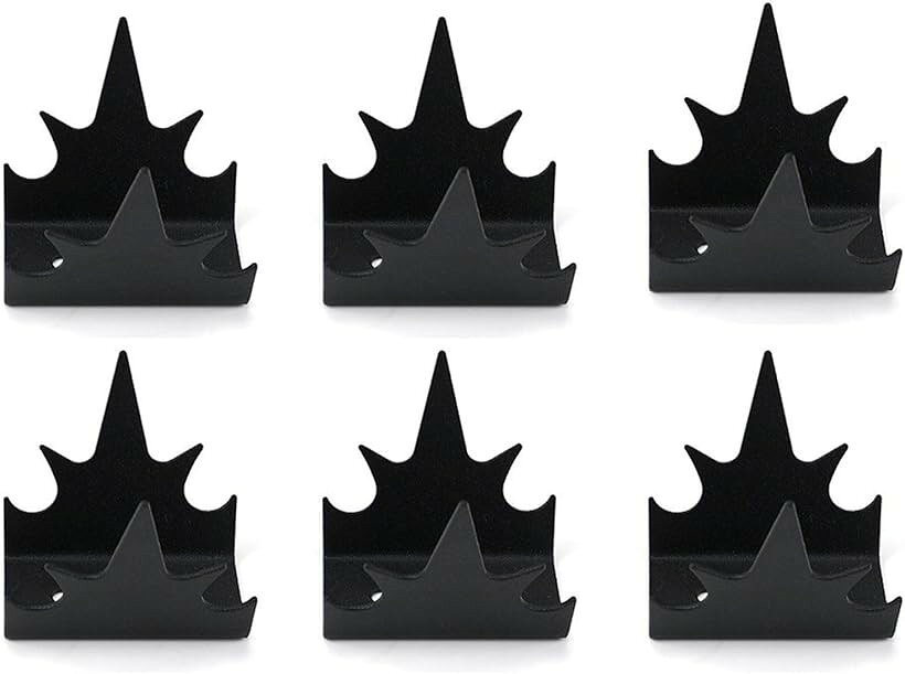 バリエーションコード : 2brp4l0r2c商品コード2brp2f5il2商品名忍び返し スパイク 鉄製 ブラック塗装 防犯 空き巣対策 ベランダ 手すり 塀 庭柵用 取付簡単 6ブランドMaatsu高品質な鉄材にブラック塗装を施した鋳鉄製スパイクで、錆びにくく耐候性が高いため屋外設置でも長期間強度と美観を維持します。ベランダ・手すり・塀・フェンスなど幅広い場所に対応します。スパイクを並べて設置するだけで不審者・空き巣・野良猫・鳩・カラスなどがフェンスや塀を乗り越えようとするのを視覚的に強力に抑止できます。取り付け穴付きでビスや結束バンドで固定するだけの簡単設置。専門工具や特殊技術は不要で、中庭の壁・木製ガーデンフェンス・鉄柵・手すりなど様々な形状の構造物に対応できます。ブラック塗装で外観に自然に馴染むスタイリッシュなデザインが、有刺鉄線のような物々しさを与えません。防犯・防鳥対策をしながら住宅や店舗の美観を損なわない忍び返しスパイクです。ベランダ・屋上・門扉・庭柵・外壁などへの不法侵入・空き巣対策に効果的。鳩よけ・野良猫よけ・害獣対策としても使用でき、住宅・店舗・倉庫など様々な場所のセキュリティを強化します。※ 他ネットショップでも併売しているため、ご注文後に在庫切れとなる場合があります。予めご了承ください。※ 品薄または希少等の理由により、参考価格よりも高い価格で販売されている場合があります。ご注文の際には必ず販売価格をご確認ください。※ 沖縄県、離島または一部地域の場合、別途送料の負担をお願いする場合があります。予めご了承ください。※ お使いのモニタにより写真の色が実際の商品の色と異なる場合や、イメージに差異が生じることがあります。予めご了承ください。※ 商品の詳細（カラー・数量・サイズ 等）については、ページ内の商品説明をご確認のうえ、ご注文ください。※ モバイル版・スマホ版ページでは、お使いの端末によっては一部の情報が表示されないことがあります。すべての記載情報をご確認するには、PC版ページをご覧ください。安心の暮らし応援 みんなで快適空間 傷つけずやさしくガード 猫よけシート とげとげ ここダメシート 猫除けマット カット可能 屋内外 みんなで遊べる指スケセット 指スケ パーク コース 指スケボー フィンガースケートボード スケートボード テックデッキ セット 庭先すっきり空間に 鳩よけ 鳥よけ 鷹 鳥よけグッズ 防鳥 鳥除け グッズ 鳩除け カラスよけ カラス除け 対策グッズ