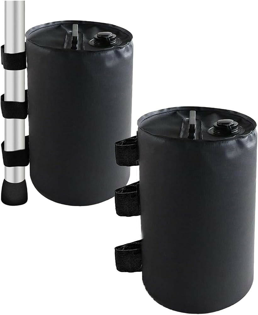 バリエーションコード : 2buuhxygg5商品コード2buuh0lt8f商品名ウエイトバッグ 注水式 2個セット ウォータータンク テント タープ アウトドア キャンプブランドS.fields.incサイズ等10Lテントやタープの安定感を高める注水式ウエイトバッグ2個セットです。10Lタイプと20Lタイプの2サイズからお選びいただけます。使用時に水を注ぐだけで、簡単に10Lまたは20Lの重しとして機能。ペグが使えない場所でもしっかり固定。空の状態では軽量＆コンパクトで、収納や持ち運びもラクラク。耐久性・防水性に優れたPVC素材を採用し、繰り返し使用OK。漏れにくく、紫外線や摩耗にも強いため、屋外使用可。テープ式ベルト付きで、ポールや支柱への取り付けも簡単。キャンプ・バーベキュー・運動会・イベント・屋台など、風対策が必要な場面で大活躍。テントやタープポール、サンドバッグ代わりにも最適なウォーターウェイトです。「サイズ」10L:20x20x30cm 20L::25x25x40cm 「重さ」10L:280g 20L:380g 「セット内容」各サイズそれぞれ2個セット 「材質」PVC※ 他ネットショップでも併売しているため、ご注文後に在庫切れとなる場合があります。予めご了承ください。※ 品薄または希少等の理由により、参考価格よりも高い価格で販売されている場合があります。ご注文の際には必ず販売価格をご確認ください。※ 沖縄県、離島または一部地域の場合、別途送料の負担をお願いする場合があります。予めご了承ください。※ お使いのモニタにより写真の色が実際の商品の色と異なる場合や、イメージに差異が生じることがあります。予めご了承ください。※ 商品の詳細（カラー・数量・サイズ 等）については、ページ内の商品説明をご確認のうえ、ご注文ください。※ モバイル版・スマホ版ページでは、お使いの端末によっては一部の情報が表示されないことがあります。すべての記載情報をご確認するには、PC版ページをご覧ください。