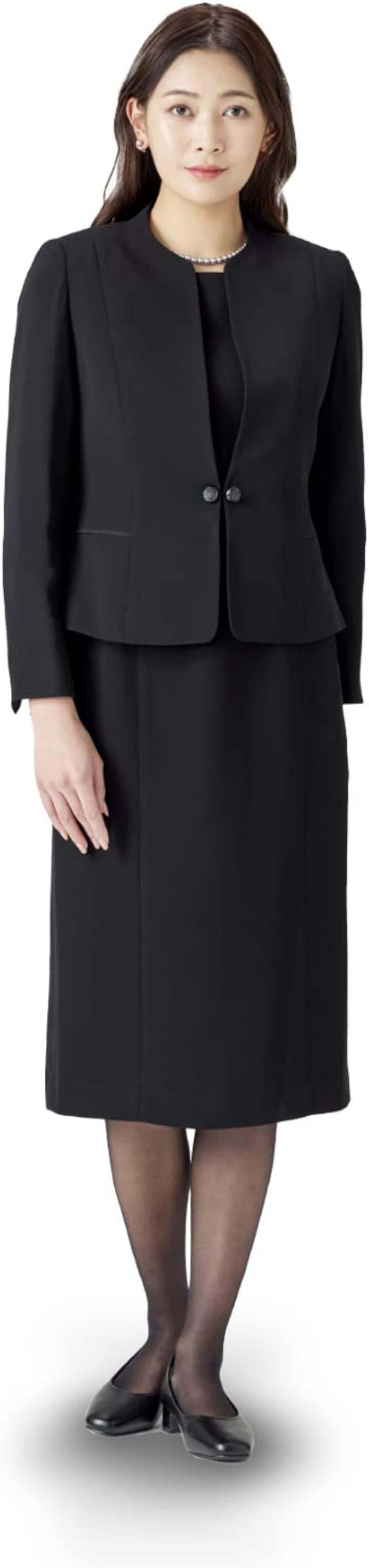 バリエーションコード : 2b2klic5s0商品コード2b2kli04on商品名喪服 レディース 礼服 ブラックフォーマル ウォッシャブル 前開き オールシーズン ロング丈 アンサンブルブランドaniva・organic(アニバ・オーガニック)カラー［22］ ウォッシャブル 前開き アンサンブサイズ等15 号メイン素材: ポリエステル＊［アイテム説明］ aniva・organic(アニバ・オーガニック)では、フォーマルシーンにふさわしい、凛とした装いの喪服をお探しの女性に、デザイン性の優れたレディースブラックフォーマルをご提案いたします。20歳代からハイミセスまで、上品に着こなせるノーカラーアンサンブル。ジャケットとワンピースのセット商品。前開きで着脱もラクに。前開きですので、授乳中のママにもおすすめです。すっきりとした衿元はネックレスが上品に映えます。濃染加工を施したブラックフォーマル専用のフォーマル生地を使用。通常の黒い生地とは異なる、深く濃い黒色のフォーマル生地。大切な方との最期を自分らしく装う、そんな想いに寄り添う一着です。＊［原産国］ 海外製(縫製：海外、企画・デザイン・検品：日本) 海外の縫製工場はすべて日本人技師が指導しており、製品は日本国内にてすべて検品し、日本品質を維持しています。［洗濯表示］ ウォッシャブル対応 - ご家庭で手軽に「手洗い」ができますのでお手入れも簡単で経済的です。製品についている取扱い表示をよくご覧の上お取扱いください。［ブランド］ 実際の商品は商品画像の通りになりますので、aniva・organic以外のブランドネーム・タグが付属しておりましても、商品自体には品質・シルエットなどの変更はございません。＊［ご利用シーズン］ オールシーズン対応 春：＊ 夏：＊ 秋：＊ 冬：＊ 真冬での外出の際は、コートも上に着用ください。［モデル着用サイズ］ モデル身長：175cm 着用サイズ：9号※ 他ネットショップでも併売しているため、ご注文後に在庫切れとなる場合があります。予めご了承ください。※ 品薄または希少等の理由により、参考価格よりも高い価格で販売されている場合があります。ご注文の際には必ず販売価格をご確認ください。※ 沖縄県、離島または一部地域の場合、別途送料の負担をお願いする場合があります。予めご了承ください。※ お使いのモニタにより写真の色が実際の商品の色と異なる場合や、イメージに差異が生じることがあります。予めご了承ください。※ 商品の詳細（カラー・数量・サイズ 等）については、ページ内の商品説明をご確認のうえ、ご注文ください。※ モバイル版・スマホ版ページでは、お使いの端末によっては一部の情報が表示されないことがあります。すべての記載情報をご確認するには、PC版ページをご覧ください。