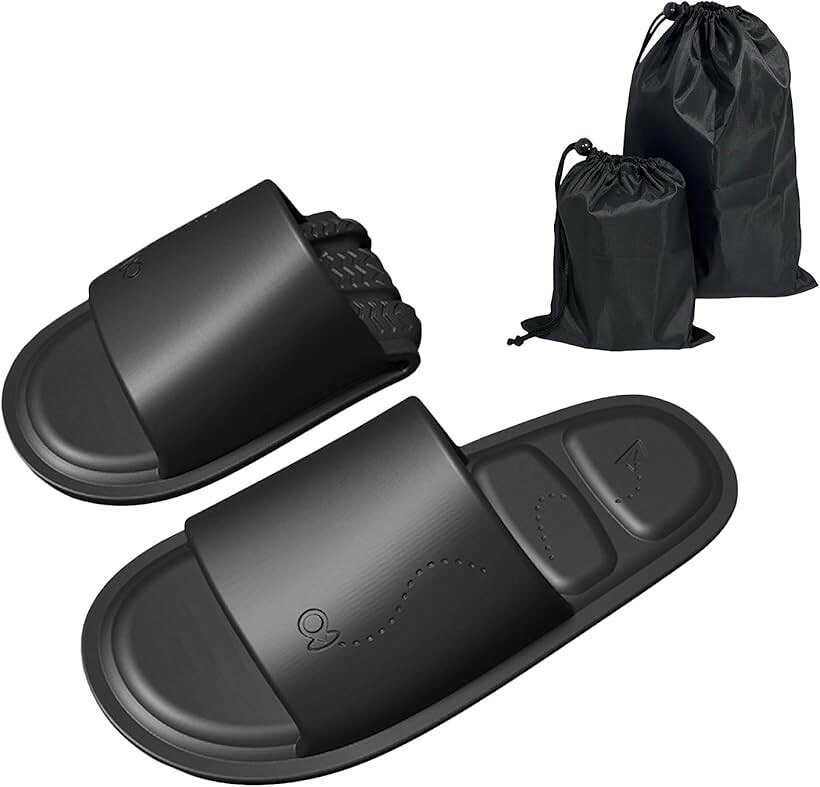 バリエーションコード : 2brg681vjg商品コード2brg64jh0s商品名携帯スリッパ 折りたたみ サンダル 旅行 機内 室内 幅狭 幅細め 防水 軽量 EVA 収納袋付きブランドすまいるSHOPカラーブラックサイズ等22.0 cm D「快適クッション」 足裏にフィットするクッション構造で、柔らかな履き心地を実現。軽量なEVA素材が歩行時の衝撃を優しく受け止めます。「折りたたみ＆軽量」 二つ折りにできる柔軟な設計。片足約50g～70gと超軽量で、旅行や出張の際も荷物にならずスマートに持ち運び可能です。「2種類の収納袋付き」 そのまま入るL袋と、コンパクトに収納できるS袋の2枚が付属。用途に合わせて収納スタイルを自由自在に選べて便利です。「滑り止め・防水設計」 しっかりグリップするソールパターンで転倒を防止。一体成型で継ぎ目がないため、汚れてもサッと丸洗いでき、常に清潔です。「スリムなナロー幅」 足元を美しく見せるスリムな幅狭設計。全5色の豊富なカラー展開で、自宅から機内、宿泊先まで幅広いシーンで活躍します。「多用途トラベルスリッパ」 出張や学校の参観日での室内履きはもちろん、防水のバススリッパとしてお風呂やシャワー、プールでの入浴時にも。洗えるEVA素材で、ベランダやルーム用としても幅広く使えます。「静音・スリム設計」 歩行音が響きにくい静音仕様で、機内やホテルでも快適。スリムなナロー幅は足にフィットしやすく、トラベル先のベランダやシャワー、学校行事など、一足あればあらゆる場所で重宝します。「素材」ソール・外装：エチレン酢酸ビニル (EVA)※ 他ネットショップでも併売しているため、ご注文後に在庫切れとなる場合があります。予めご了承ください。※ 品薄または希少等の理由により、参考価格よりも高い価格で販売されている場合があります。ご注文の際には必ず販売価格をご確認ください。※ 沖縄県、離島または一部地域の場合、別途送料の負担をお願いする場合があります。予めご了承ください。※ お使いのモニタにより写真の色が実際の商品の色と異なる場合や、イメージに差異が生じることがあります。予めご了承ください。※ 商品の詳細（カラー・数量・サイズ 等）については、ページ内の商品説明をご確認のうえ、ご注文ください。※ モバイル版・スマホ版ページでは、お使いの端末によっては一部の情報が表示されないことがあります。すべての記載情報をご確認するには、PC版ページをご覧ください。