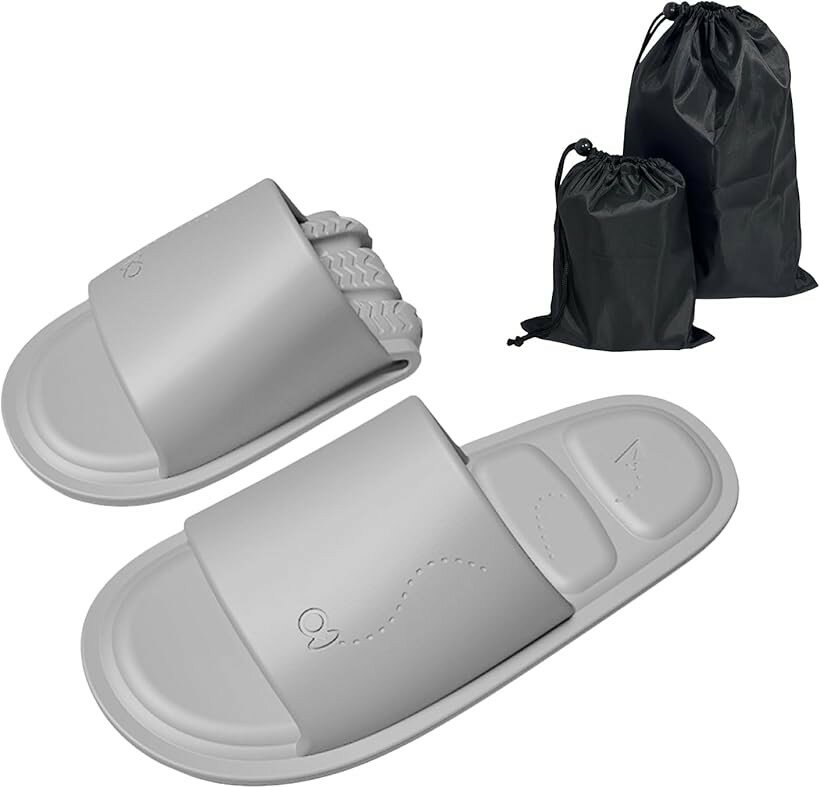 バリエーションコード : 2brg681vjg商品コード2brg69htgw商品名携帯スリッパ 折りたたみ サンダル 旅行 機内 室内 幅狭 幅細め 防水 軽量 EVA 収納袋付きブランドすまいるSHOPカラーグレーサイズ等25.5 cm D「快適クッション」 足裏にフィットするクッション構造で、柔らかな履き心地を実現。軽量なEVA素材が歩行時の衝撃を優しく受け止めます。「折りたたみ＆軽量」 二つ折りにできる柔軟な設計。片足約50g～70gと超軽量で、旅行や出張の際も荷物にならずスマートに持ち運び可能です。「2種類の収納袋付き」 そのまま入るL袋と、コンパクトに収納できるS袋の2枚が付属。用途に合わせて収納スタイルを自由自在に選べて便利です。「滑り止め・防水設計」 しっかりグリップするソールパターンで転倒を防止。一体成型で継ぎ目がないため、汚れてもサッと丸洗いでき、常に清潔です。「スリムなナロー幅」 足元を美しく見せるスリムな幅狭設計。全5色の豊富なカラー展開で、自宅から機内、宿泊先まで幅広いシーンで活躍します。「多用途トラベルスリッパ」 出張や学校の参観日での室内履きはもちろん、防水のバススリッパとしてお風呂やシャワー、プールでの入浴時にも。洗えるEVA素材で、ベランダやルーム用としても幅広く使えます。「静音・スリム設計」 歩行音が響きにくい静音仕様で、機内やホテルでも快適。スリムなナロー幅は足にフィットしやすく、トラベル先のベランダやシャワー、学校行事など、一足あればあらゆる場所で重宝します。「素材」ソール・外装：エチレン酢酸ビニル (EVA)※ 他ネットショップでも併売しているため、ご注文後に在庫切れとなる場合があります。予めご了承ください。※ 品薄または希少等の理由により、参考価格よりも高い価格で販売されている場合があります。ご注文の際には必ず販売価格をご確認ください。※ 沖縄県、離島または一部地域の場合、別途送料の負担をお願いする場合があります。予めご了承ください。※ お使いのモニタにより写真の色が実際の商品の色と異なる場合や、イメージに差異が生じることがあります。予めご了承ください。※ 商品の詳細（カラー・数量・サイズ 等）については、ページ内の商品説明をご確認のうえ、ご注文ください。※ モバイル版・スマホ版ページでは、お使いの端末によっては一部の情報が表示されないことがあります。すべての記載情報をご確認するには、PC版ページをご覧ください。