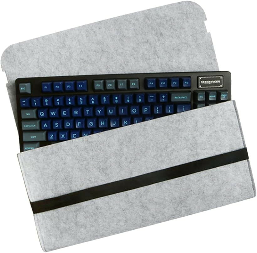 バリエーションコード : 2bu3hj3rlq商品コード2bu3h2nu0n商品名キーボードケース 持ち運び キーボード 保護 簡単収納 カバー ポーチ バッグ 無線 収納ケース シンプルブランドS.T.S.Gサイズ等34.5x13cm：約68キー対応「軽量でスタイリッシュなキーボードケース」 このキーボードケースは、シンプルかつ洗練されたデザインが特徴で、軽量で持ち運びに最適です。約60キーから104キーまで対応可能な4サイズを展開しており、無線・有線どちらのキーボードも傷や衝撃からしっかりと守ります。クッション性が高く、収納時も安心です。「さまざまなシーンで活躍する収納ポーチ」 オフィスや自宅、カフェなど場所を問わず活用できるキーボード収納ケースです。ケースは開閉がスムーズで、キーボードの出し入れが簡単。軽量でコンパクトなので、リモートワークや出張時の持ち運びに便利。キーボードの保護だけでなく、バッグ内の整理整頓にも役立ち、快適な作業環境を提供します。「大切なキーボードをしっかり保護」 柔らかく厚みのあるフェルト素材が衝撃や傷からキーボードを守ります。さらに丈夫なゴムバンドがキーボードをしっかり固定し、移動中のズレや落下を防止。耐久性に優れた設計で日常使いに最適。高品質な素材を使用し、長期間安心して使い続けられる信頼の保護ケースです。「多彩なサイズ展開で幅広いキーボードに対応」 約60キーから104キー対応の4サイズを揃え、多くのキーボードにフィットします。シンプルな設計で男女問わず使いやすく、ビジネスやプライベートを問わず幅広いシーンにマッチ。軽量でコンパクトに折り畳めるため、収納や持ち運びも快適です。大切なキーボードをいつでも安全に持ち歩けます。※ 他ネットショップでも併売しているため、ご注文後に在庫切れとなる場合があります。予めご了承ください。※ 品薄または希少等の理由により、参考価格よりも高い価格で販売されている場合があります。ご注文の際には必ず販売価格をご確認ください。※ 沖縄県、離島または一部地域の場合、別途送料の負担をお願いする場合があります。予めご了承ください。※ お使いのモニタにより写真の色が実際の商品の色と異なる場合や、イメージに差異が生じることがあります。予めご了承ください。※ 商品の詳細（カラー・数量・サイズ 等）については、ページ内の商品説明をご確認のうえ、ご注文ください。※ モバイル版・スマホ版ページでは、お使いの端末によっては一部の情報が表示されないことがあります。すべての記載情報をご確認するには、PC版ページをご覧ください。