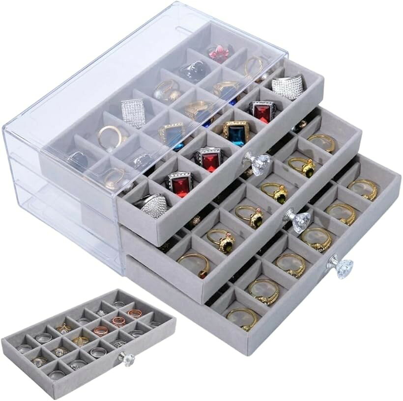 バリエーションコード : 2br3pnwfng商品コード2br3l5tgp2商品名アクセサリーケース ジュエリーボックス 指輪 イヤリング ピアス 3段 54区画ブランドARESACHIカラーグレー「大容量で整理しやすい3段設計」3段の引き出しに分かれているため、指輪・イヤリング・ピアスなどの小さなアクセサリーを種類ごとに分けて収納できます。54区画に仕切られているので、混ざりにくく、探したいアクセサリーがすぐに見つかります。「透明カバーで中身が見やすい」一番上は透明カバーが付いているため、中に何が入っているか一目で確認できます。毎日のコーディネートに合わせてアクセサリーを選ぶとき、いちいち開けなくても中身を把握できるので便利です。また、ディスプレイ感覚でお気に入りのアクセサリーを並べられるため、見た目も楽しめます。カバーがあることでホコリの侵入も少し防ぎやすくなっています。「高級感のあるベルベット素材」引き出しの内側にはベルベット素材を使用しており、アクセサリーをやさしく包み込むような触り心地です。ジュエリーのキズや擦れを抑えつつ、見た目にも上品な印象を与えます。「コンパクトで場所を取らない」3段構造ながら高さや奥行きがコンパクトに設計されているため、机の上や棚の上に置いても邪魔になりにくいサイズです。小さなスペースでも収納力を確保できるので、部屋をすっきり見せたい方に向いています。「商品内容」サイズ：23.5cmx13.5cmx10.5cm、カラー：グレー※ 他ネットショップでも併売しているため、ご注文後に在庫切れとなる場合があります。予めご了承ください。※ 品薄または希少等の理由により、参考価格よりも高い価格で販売されている場合があります。ご注文の際には必ず販売価格をご確認ください。※ 沖縄県、離島または一部地域の場合、別途送料の負担をお願いする場合があります。予めご了承ください。※ お使いのモニタにより写真の色が実際の商品の色と異なる場合や、イメージに差異が生じることがあります。予めご了承ください。※ 商品の詳細（カラー・数量・サイズ 等）については、ページ内の商品説明をご確認のうえ、ご注文ください。※ モバイル版・スマホ版ページでは、お使いの端末によっては一部の情報が表示されないことがあります。すべての記載情報をご確認するには、PC版ページをご覧ください。