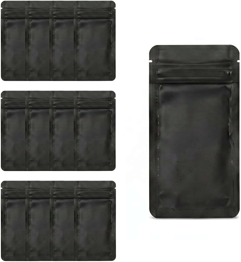商品コード2brh8jdn3x商品名チャック付きアルミ袋 ミニ 黒 50枚 ジッパー付き 小分け 中身が見えない 保存袋 ジップバッグブランドI'm so happyカラーブラックサイズ等6cm x 10cm「鮮度を保つ、チャック付きアルミ袋」高い密閉性のジッパーが、湿気や厄介な匂い移りを徹底ブロック。その優れた防湿・防臭性能で、デリケートなサプリメントや粉末、乾物類の品質をしっかり守ります。中身が見えないシンプルなデザインは、プライバシーを守りたい薬や、アクセサリーといった小物をスタイリッシュに小分け収納するのに最適。開閉もスムーズで、たっぷり使える便利な50枚入りです。「遮光性と安全性に優れたアルミ製」しっかりとした厚みのあるアルミニウム製で、とても丈夫。だから洗って何度も繰り返し使えます。アルミ本来の優れた遮光性が中身を光から守り、密閉性の高いジッパーが湿気や匂い移りを防ぎます。パーツや小物の長期保管にも最適。もちろん、安心して使える安全な素材で、開封しやすい便利な切り口も付いています。「あらゆるシーンにフィットする、収納の味方」引き出しで絡まる充電ケーブル、片方なくしがちなピアスやイヤリング、散らばるビーズ等のハンドメイド材料。この袋で仕分けるだけで、驚くほどスッキリ整理できます。6つの豊富なサイズから、指輪のような小さな物から文房具まで、入れたいものにぴったりの一枚が必ず見つかります。ご家庭はもちろん、オフィスや旅行先など、あらゆるシーンであなたの「ごちゃごちゃ」を解決します。「商品詳細」セット内容：50枚セット　サイズ：6cm x 10cm　カラー：黒 他サイズバリエーション 7cm x 10cm / 8cm x 13cm / 10cm x 13cm / 10.5cm x 15.0cm / 12cm x 20cm※ 他ネットショップでも併売しているため、ご注文後に在庫切れとなる場合があります。予めご了承ください。※ 品薄または希少等の理由により、参考価格よりも高い価格で販売されている場合があります。ご注文の際には必ず販売価格をご確認ください。※ 沖縄県、離島または一部地域の場合、別途送料の負担をお願いする場合があります。予めご了承ください。※ お使いのモニタにより写真の色が実際の商品の色と異なる場合や、イメージに差異が生じることがあります。予めご了承ください。※ 商品の詳細（カラー・数量・サイズ 等）については、ページ内の商品説明をご確認のうえ、ご注文ください。※ モバイル版・スマホ版ページでは、お使いの端末によっては一部の情報が表示されないことがあります。すべての記載情報をご確認するには、PC版ページをご覧ください。