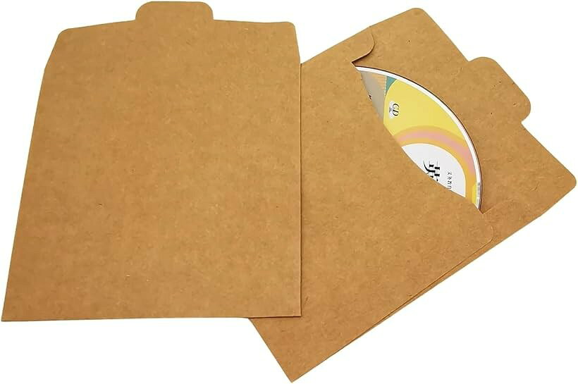 バリエーションコード : 2bu35svixk商品コード2bu35g2hip商品名CD DVD ケース セット ディスクケース ギフト クラフト紙 封筒 包装 紙ジャケット クラフト 厚紙ブランドS.T.S.Gカラークラフトブラウンサイズ等200枚「使いやすさ抜群のCD DVDケース200枚セット」 CDやDVDの収納に最適なディスクケース200枚セットです。クラフト紙を使用した厚紙の封筒タイプで、ギフト包装にもぴったり。クラフトブラウンとブラックの2色から選べ、おしゃれな見た目で大切なディスクをしっかり保護します。大量収納で整理整頓に便利、使い勝手の良い紙ジャケット仕様です。「ディスク整理やギフト包装に最適」 大量のCDやDVDをすっきりまとめたい時に重宝します。音楽CD、映画DVD、データディスクの保管や整理にぴったり。クラフト紙素材のため、手触りが良くシンプルでナチュラルな雰囲気。大切なディスクのギフト包装にも使えて、プレゼントに心を込めた演出が可能です。「耐久性とデザイン性を両立した厚紙ケース」 丈夫な厚紙でできているため、ディスクを傷やホコリからしっかり守ります。紙ジャケットタイプで取り出しやすく、収納時も省スペース。クラフト紙の温かみある質感は他にはない魅力で、エコ素材の採用が環境にも配慮。200枚セットで業務用や大量整理にも最適です。「多用途に使える大容量ケースで便利」 オフィスや家庭での大量ディスク管理にぴったりのセットです。クラフトブラウンとブラックのシックなカラー展開で用途や好みに合わせて選べます。簡単に封を閉じられるフラップ付きで持ち運びも安心。コストパフォーマンスに優れた実用的なディスク収納アイテムです。＊お使いのモニター環境により、画像と実物のカラーが少しだけ違う可能性がございます。※ 他ネットショップでも併売しているため、ご注文後に在庫切れとなる場合があります。予めご了承ください。※ 品薄または希少等の理由により、参考価格よりも高い価格で販売されている場合があります。ご注文の際には必ず販売価格をご確認ください。※ 沖縄県、離島または一部地域の場合、別途送料の負担をお願いする場合があります。予めご了承ください。※ お使いのモニタにより写真の色が実際の商品の色と異なる場合や、イメージに差異が生じることがあります。予めご了承ください。※ 商品の詳細（カラー・数量・サイズ 等）については、ページ内の商品説明をご確認のうえ、ご注文ください。※ モバイル版・スマホ版ページでは、お使いの端末によっては一部の情報が表示されないことがあります。すべての記載情報をご確認するには、PC版ページをご覧ください。