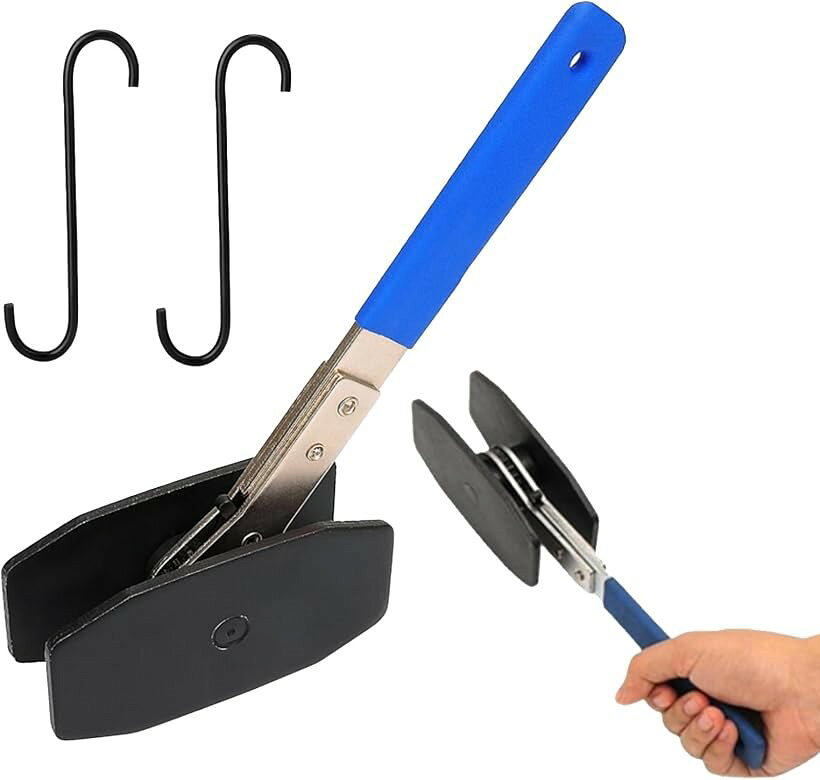 バリエーションコード : 2brcs9hd9f商品コード2brcs8414f商品名ラチェット式 ブレーキキャリパー用 ピストン戻し 工具 ディスクブレーキ 調整ツール フック2個付きブランドシャンディニー(Chandeny)サイズ等フック2個付き「ラチェット式で片手操作」 ブレーキパッド交換のたびに「ピストンがうまく戻せない」と悩んでいませんか。ラチェット機構を採用しているため、片手でスムーズにピストンを押し戻すことができます。もう一方の手で工具の位置を固定しながら作業できるので、狭いエンジンルームでも手際よく進められます。「小型設計で狭所対応」 「スペースが狭くて工具が入らない」という整備現場の悩みに対応した小型タイプです。コンパクトなボディながら十分なプレス力を発揮できる剛性を確保しており、軽量で取り回しやすい設計です。車・バイクを問わず幅広いキャリパーに対応できるため、DIY整備から日常メンテナンスまで活躍します。「加厚プレートで耐久性向上」 熱処理鍛造で成型した加厚プレートを採用しており、繰り返しの作業でも変形しにくい構造です。プレート表面は平滑に仕上げられているため、キャリパー内部やピストン面を傷つけにくく、工具としての耐久性を長く保ちます。プロの整備士でなくても扱いやすい仕上がりで、DIY整備の質を高めます。「フック2本付きで汎用性アップ」 ネジ部は精度高く加工されており、ねじ込み・取り外しがスムーズで力がかかりすぎない設計です。付属のフック2本を使えば複数サイズのキャリパーにも対応でき、1本で幅広い整備シーンに使えます。整備費を削減しながら自宅でブレーキパッド交換を完結させたい方に頼れる工具です。「商品仕様」 「全長」：約26.5cm 「プレート幅」：小プレート 約11.5cm / 大プレート 約17.8cm 「対応キャリパー幅」：40～75mm 「重量」：約1.2kg 「素材」：スチール（熱処理鍛造） 「付属品」：フックx2本※ 他ネットショップでも併売しているため、ご注文後に在庫切れとなる場合があります。予めご了承ください。※ 品薄または希少等の理由により、参考価格よりも高い価格で販売されている場合があります。ご注文の際には必ず販売価格をご確認ください。※ 沖縄県、離島または一部地域の場合、別途送料の負担をお願いする場合があります。予めご了承ください。※ お使いのモニタにより写真の色が実際の商品の色と異なる場合や、イメージに差異が生じることがあります。予めご了承ください。※ 商品の詳細（カラー・数量・サイズ 等）については、ページ内の商品説明をご確認のうえ、ご注文ください。※ モバイル版・スマホ版ページでは、お使いの端末によっては一部の情報が表示されないことがあります。すべての記載情報をご確認するには、PC版ページをご覧ください。