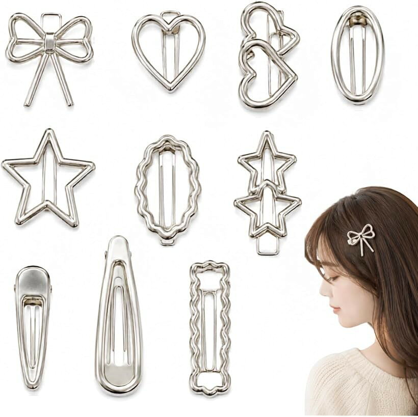 商品コード2bkyt9nw2s商品名ハンドメイド用 ヘアクリップ 金具 パッチンピン 土台 アソート 100本セットブランドシャンディニー(Chandeny)カラー銀「全10種が一度にそろう試作セット」 ハンドメイドアクセを販売している作家にとって、どのデザインが売れるかを試す機会は欠かせません。しずく・ハート・星・リボン・ウェーブなど全10種を各10本ずつ収録しているため、色々な形を一度に試せます。幅広いラインナップを展開したい方の制作準備が整います。「選ぶ楽しさを形にする10デザイン」 シングルハート・ダブルハート・星・ダブルスター・リボンといったモチーフ形状は、ただの四角いクリップにはない「かわいさ」を作品に与えます。メッキ加工によるシルバーの輝きが素材の存在感を高め、デコパーツやリボンを合わせるだけで完成度の高い作品に仕上がります。「推し活・キッズアクセにも使える金具」 推しカラーのリボンやマスコットを取り付けた推し活アクセ、子ども向けのかわいい髪飾りなど、幅広い用途に対応できるのがこのセットの魅力です。4.5cmから6cmのサイズ展開により、前髪留めから太めのまとめ髪までさまざまなスタイルに合わせた制作が楽しめます。「全10種x各10本のまとめセット」 10種類x各10本の合計100本セット構成は、ハンドメイド販売に取り組む方にとって、効率よく在庫をそろえやすい設計です。種類ごとに均等に手元に置けるため、新作づくりにすぐ取りかかれます。作品づくりの勢いをとめない頼もしいストックになります。「商品内容」ハンドメイド用 ヘアクリップ 「素材」金属（メッキ加工） 「セット内容」全10種類x各10本／合計100本 「デザイン」しずく型／シングルハート／ダブルハート／リボン型／星型／ダブルスター／両端尖り型／中空ラウンド型／ウェーブラウンド型 「サイズ」4.5cm～6cm（種類によりサイズ異なる）※ 他ネットショップでも併売しているため、ご注文後に在庫切れとなる場合があります。予めご了承ください。※ 品薄または希少等の理由により、参考価格よりも高い価格で販売されている場合があります。ご注文の際には必ず販売価格をご確認ください。※ 沖縄県、離島または一部地域の場合、別途送料の負担をお願いする場合があります。予めご了承ください。※ お使いのモニタにより写真の色が実際の商品の色と異なる場合や、イメージに差異が生じることがあります。予めご了承ください。※ 商品の詳細（カラー・数量・サイズ 等）については、ページ内の商品説明をご確認のうえ、ご注文ください。※ モバイル版・スマホ版ページでは、お使いの端末によっては一部の情報が表示されないことがあります。すべての記載情報をご確認するには、PC版ページをご覧ください。