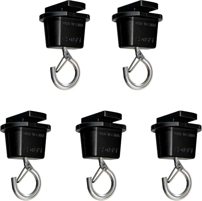 バリエーションコード : 2brks6vycw商品コード2brkqcrttn商品名ダクトレール用 吊りフック 自動ロック付き J型フック 照明器具配線用 工事不要 回転式簡単取付ブランドAiwodeカラーブラックサイズ等5個セット1、「ダクトレール用吊りフック J型自動ロック構造」照明用ダクトレールに取り付けて使用する吊りフックです。J型フックの開口部に自動ロック機構を備えており、吊り下げた物が外れにくい設計です。2、「物を押し込むとロックが開き、自動で閉じる構造」吊り下げたい物をJ型フックに押し込む際、押し込む力でロックが開きます。物が奥まで入るとロックが元に戻り閉じる仕組みで、追加操作は不要です。3、「回転式取付で簡単設置」本体をダクトレールに差し込み、右方向に回すだけで固定できます。工具不要で、位置の変更や付け替えも簡単です。4、「工事不要 天井を傷つけない」電気工事や穴あけは不要です。賃貸住宅やマンション、店舗など、原状回復が必要な場所でも安心して使用できます。5、「幅広い用途に対応」ディスプレイ用POP、観葉植物、ドライフラワー、インテリア小物などの吊り下げに適しており、ダクトレール周りを有効活用できます。※ 他ネットショップでも併売しているため、ご注文後に在庫切れとなる場合があります。予めご了承ください。※ 品薄または希少等の理由により、参考価格よりも高い価格で販売されている場合があります。ご注文の際には必ず販売価格をご確認ください。※ 沖縄県、離島または一部地域の場合、別途送料の負担をお願いする場合があります。予めご了承ください。※ お使いのモニタにより写真の色が実際の商品の色と異なる場合や、イメージに差異が生じることがあります。予めご了承ください。※ 商品の詳細（カラー・数量・サイズ 等）については、ページ内の商品説明をご確認のうえ、ご注文ください。※ モバイル版・スマホ版ページでは、お使いの端末によっては一部の情報が表示されないことがあります。すべての記載情報をご確認するには、PC版ページをご覧ください。###商品説明 本製品は、照明用ダクトレールに取り付けるJ型吊りフックで、フック開口部に自動ロック機構を備えた製品です。従来の吊りフックに比べ、J型フック本体に自動ロック構造を追加しています。使用時は、吊り下げたい物をJ型フック内に直接押し込むと、押し込む力でロックが開き、物が奥まで入るとロックが元に戻り閉じます。この構造により、揺れや軽い外力による物の脱落を防ぎ、長期間安全に使用できます。取り付けは非常に簡単で、フック本体をダクトレールに差し込み、右方向に回すだけで固定されます。電気工事や工具は不要で、誰でも簡単に設置できます。材質にはABS、軟鋼素材を使用しており、軽量でありながら十分な強度を確保しています。室内用として、リビング、ダイニング、店舗、展示スペースなど、さまざまなシーンで使用できます。###ご注意 本製品はダクトレール専用です 引掛シーリングには取り付けできません ###仕様 商品名：ダクトレール用吊りフック J型フック 自動ロック付き 材質：ABS、軟鋼素材 カラー：ホワイト ブラック 重量：約13g 最大耐荷重：約5kg サイズ：奥行24mm 幅28mm 高さ47mm 取付方式：回転式 簡単取付 使用場所：屋内 ダクトレール用