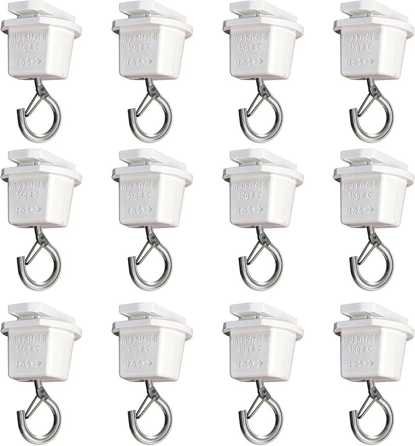 バリエーションコード : 2brks6vycw商品コード2brkqorj4v商品名ダクトレール用 吊りフック 自動ロック付き J型フック 照明器具配線用 工事不要 回転式簡単取付ブランドAiwodeカラーホワイトサイズ等12個セット1、「ダクトレール用吊りフック J型自動ロック構造」照明用ダクトレールに取り付けて使用する吊りフックです。J型フックの開口部に自動ロック機構を備えており、吊り下げた物が外れにくい設計です。2、「物を押し込むとロックが開き、自動で閉じる構造」吊り下げたい物をJ型フックに押し込む際、押し込む力でロックが開きます。物が奥まで入るとロックが元に戻り閉じる仕組みで、追加操作は不要です。3、「回転式取付で簡単設置」本体をダクトレールに差し込み、右方向に回すだけで固定できます。工具不要で、位置の変更や付け替えも簡単です。4、「工事不要 天井を傷つけない」電気工事や穴あけは不要です。賃貸住宅やマンション、店舗など、原状回復が必要な場所でも安心して使用できます。5、「幅広い用途に対応」ディスプレイ用POP、観葉植物、ドライフラワー、インテリア小物などの吊り下げに適しており、ダクトレール周りを有効活用できます。※ 他ネットショップでも併売しているため、ご注文後に在庫切れとなる場合があります。予めご了承ください。※ 品薄または希少等の理由により、参考価格よりも高い価格で販売されている場合があります。ご注文の際には必ず販売価格をご確認ください。※ 沖縄県、離島または一部地域の場合、別途送料の負担をお願いする場合があります。予めご了承ください。※ お使いのモニタにより写真の色が実際の商品の色と異なる場合や、イメージに差異が生じることがあります。予めご了承ください。※ 商品の詳細（カラー・数量・サイズ 等）については、ページ内の商品説明をご確認のうえ、ご注文ください。※ モバイル版・スマホ版ページでは、お使いの端末によっては一部の情報が表示されないことがあります。すべての記載情報をご確認するには、PC版ページをご覧ください。###商品説明 本製品は、照明用ダクトレールに取り付けるJ型吊りフックで、フック開口部に自動ロック機構を備えた製品です。従来の吊りフックに比べ、J型フック本体に自動ロック構造を追加しています。使用時は、吊り下げたい物をJ型フック内に直接押し込むと、押し込む力でロックが開き、物が奥まで入るとロックが元に戻り閉じます。この構造により、揺れや軽い外力による物の脱落を防ぎ、長期間安全に使用できます。取り付けは非常に簡単で、フック本体をダクトレールに差し込み、右方向に回すだけで固定されます。電気工事や工具は不要で、誰でも簡単に設置できます。材質にはABS、軟鋼素材を使用しており、軽量でありながら十分な強度を確保しています。室内用として、リビング、ダイニング、店舗、展示スペースなど、さまざまなシーンで使用できます。###ご注意 本製品はダクトレール専用です 引掛シーリングには取り付けできません ###仕様 商品名：ダクトレール用吊りフック J型フック 自動ロック付き 材質：ABS、軟鋼素材 カラー：ホワイト ブラック 重量：約13g 最大耐荷重：約5kg サイズ：奥行24mm 幅28mm 高さ47mm 取付方式：回転式 簡単取付 使用場所：屋内 ダクトレール用