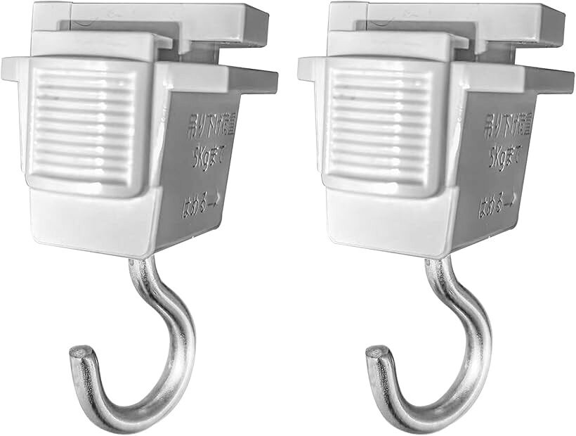 バリエーションコード : 2buccd6tou商品コード2buci41vi0商品名ダクトレールフック 滑落防止のロック機能付き 吊り下げ耐荷重5KGブランドAbishionカラーホワイトサイズ等2個「機能」パイプガイドレールに装飾品を吊るしたり、垂れ下がった電線を整理するために使用する。ロック機能により、ホックがパイプレールから滑り落ちるのを防ぎます.「注意」本商品は荷重5 kgを懸架することができますが、パイプレールの懸架重量をチェックしてください。フック金属部分は360°角度調整が可能です。フック角度を手で調整できない場合は、ペンチなどのツールを使用することができます。「取り付けが簡単」簡単取付、工事不要。フックをパイプレールに差し込み、時計回りに90°回転させるだけです。※ 他ネットショップでも併売しているため、ご注文後に在庫切れとなる場合があります。予めご了承ください。※ 品薄または希少等の理由により、参考価格よりも高い価格で販売されている場合があります。ご注文の際には必ず販売価格をご確認ください。※ 沖縄県、離島または一部地域の場合、別途送料の負担をお願いする場合があります。予めご了承ください。※ お使いのモニタにより写真の色が実際の商品の色と異なる場合や、イメージに差異が生じることがあります。予めご了承ください。※ 商品の詳細（カラー・数量・サイズ 等）については、ページ内の商品説明をご確認のうえ、ご注文ください。※ モバイル版・スマホ版ページでは、お使いの端末によっては一部の情報が表示されないことがあります。すべての記載情報をご確認するには、PC版ページをご覧ください。サイズ：高さ30mmx幅25mmx全長47mm 重量: 13g/1個 耐荷重: 5kgまで 材質：プラスチック+ステンレス鋼 適用：パイプレールにアクセサリーをぶら下げたり、宙に浮いた電線を整理したりするために使用します。