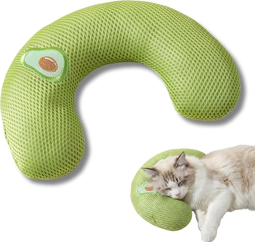 バリエーションコード : 2b93t4cjyf商品コード2b93t95q1h商品名猫 犬 クッション 枕 あごのせ枕 ペットブランドTiDaOneカラーアボカド「眠りをサポート」犬、猫ちゃん専用に設計されたU字型あごのせ枕は、自然な体勢でリラックスできる形状。犬、猫ちゃんが心地よく頭を休められるよう、ちょうど良い高さとクッション性を備えています。猫ちゃんの睡眠の質が向上すると、毎日元気で健康的になります。「柔らかく快適」柔らかい素材を使用し、猫ちゃんに優しい触り心地を実現。ふわふわな感触が、犬、猫ちゃんに長時間の使用でも負担を感じさせません。猫ちゃんが心からリラックスでき、よく眠る事でストレスが軽減され健康にも繋がります。「お手入れ簡単」耐久性のある素材を使用しているため、汚れても簡単に洗えていつでも清潔を保てます。忙しい飼い主さんでも、手間なくお手入れができます。清潔を維持することで、猫ちゃんのアレルギーや皮膚トラブルを予防します。「安全素材」無毒・無害な安全素材を使用しているため、安心して犬、猫ちゃんが使用できます。安全性に配慮することで、長期にわたって安心して使用できます。※ 他ネットショップでも併売しているため、ご注文後に在庫切れとなる場合があります。予めご了承ください。※ 品薄または希少等の理由により、参考価格よりも高い価格で販売されている場合があります。ご注文の際には必ず販売価格をご確認ください。※ 沖縄県、離島または一部地域の場合、別途送料の負担をお願いする場合があります。予めご了承ください。※ お使いのモニタにより写真の色が実際の商品の色と異なる場合や、イメージに差異が生じることがあります。予めご了承ください。※ 商品の詳細（カラー・数量・サイズ 等）については、ページ内の商品説明をご確認のうえ、ご注文ください。※ モバイル版・スマホ版ページでは、お使いの端末によっては一部の情報が表示されないことがあります。すべての記載情報をご確認するには、PC版ページをご覧ください。「商品名」犬猫あごのせ枕 「カラー」クマ、ウサギ、アボカド 「対象動物」猫、小型犬