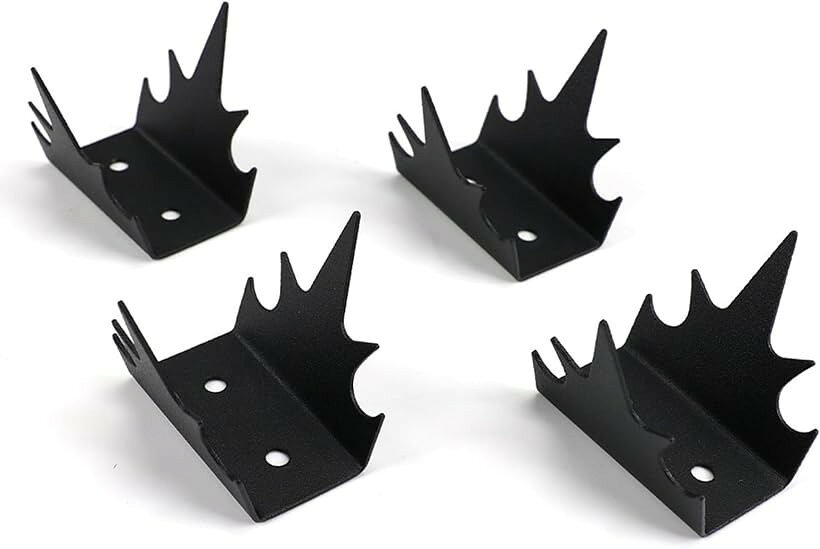 バリエーションコード : 2brd950rt1商品コード2brdjlct29商品名忍び返し 後付け 取付簡単 黒 防犯 鉄製 フェンス 手すり 鳥除け 熊 獣 イノシシ 防鳥 防獣ブランドS.T.S.Gカラーブラックサイズ等4個セットご自宅のセキュリティを強化する鉄製の忍び返し。外部からの不審な侵入を未然に防ぎ、大切な家族と住まいを守るための頼もしい防犯アイテムです。鋭利な突起が視覚的な威嚇効果を発揮し、泥棒や空き巣に狙われにくい環境を整えます。手すりやフェンスへ誰でも取付簡単。既存の境界壁やバルコニーの柵などに後付けできる設計のため、大規模な工事を必要とせずスムーズに導入可能です。ネジ等で固定するだけで、手薄だった防衛ラインを即座に強化できるのが嬉しいポイント。鳥除けや害獣対策にも優れた防鳥・防獣効果。鋭いトーンの黒い鉄製パーツは、カラスや鳩などの飛来を防ぐ防鳥フェンスとしても機能し、フン害や騒音の悩みから解放されます。さらに、イノシシや熊などの獣が敷地内へ入り込むのを物理的に阻むため、山間部や庭先の安全確保にも。住まいの景観を損なわないスタイリッシュな黒。重厚感のあるカラーは、和洋問わずあらゆる建物に馴染みやすく、後付け感を感じさせないスマートな仕上がりを実現します。門扉やガレージ、塀の最上部など、死角になりやすい場所へ重点的に使い分けることで、より効率的な対策が可能です。用途に合わせて選べる豊富なセットバリエーション。設置場所の広さに応じて、4個セット、8個セット、12個セットの3つの選択肢から最適な数量をお選びいただけます。鉄製の重厚な質感とコンパクトなサイズ感により、狭い隙間や曲線部分にも柔軟に対応できるのが強みです。※ 他ネットショップでも併売しているため、ご注文後に在庫切れとなる場合があります。予めご了承ください。※ 品薄または希少等の理由により、参考価格よりも高い価格で販売されている場合があります。ご注文の際には必ず販売価格をご確認ください。※ 沖縄県、離島または一部地域の場合、別途送料の負担をお願いする場合があります。予めご了承ください。※ お使いのモニタにより写真の色が実際の商品の色と異なる場合や、イメージに差異が生じることがあります。予めご了承ください。※ 商品の詳細（カラー・数量・サイズ 等）については、ページ内の商品説明をご確認のうえ、ご注文ください。※ モバイル版・スマホ版ページでは、お使いの端末によっては一部の情報が表示されないことがあります。すべての記載情報をご確認するには、PC版ページをご覧ください。