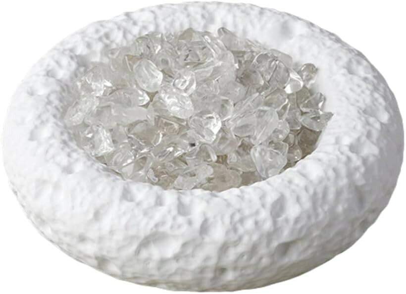バリエーションコード : 2brcx03ij5商品コード2brcx6tk1o商品名水晶 さざれ石 ボウル さざれチップ付 パワーストーン 玄関 厄除け インテリア 風水ブランドS.T.S.Gカラークリア水晶のさざれ石を敷き詰めたボウルです。パワーストーンの置き場所として使いやすく、玄関やリビングに自然になじむインテリア仕様。空間づくりを整えたい方に適した一品です。アクセサリーやブレスレットをさざれチップの上に置くだけで、日々のケアが手軽に行えます。玄関に置けば厄除けや風水を意識した空間演出にも活躍。静かな存在感で落ち着いた雰囲気を演出します。凹凸のあるボウル形状が石の輝きを引き立て、透明感ある水晶が光を柔らかく反射します。天然石ディスプレイとしても使えるため、多用途に取り入れやすい設計です。さざれ石付きのため、届いてすぐに使えるセット内容。小物置きや鍵置きとしても活用でき、実用性と装飾性を両立します。和洋どちらの空間にも調和します。カラーはクリアとホワイトの二種類をご用意。透明感を楽しみたい方にも、やわらかな印象を求める方にも選びやすい仕様です。さざれ石のインテリアとして、日常に取り入れやすいサイズ感です。※ 他ネットショップでも併売しているため、ご注文後に在庫切れとなる場合があります。予めご了承ください。※ 品薄または希少等の理由により、参考価格よりも高い価格で販売されている場合があります。ご注文の際には必ず販売価格をご確認ください。※ 沖縄県、離島または一部地域の場合、別途送料の負担をお願いする場合があります。予めご了承ください。※ お使いのモニタにより写真の色が実際の商品の色と異なる場合や、イメージに差異が生じることがあります。予めご了承ください。※ 商品の詳細（カラー・数量・サイズ 等）については、ページ内の商品説明をご確認のうえ、ご注文ください。※ モバイル版・スマホ版ページでは、お使いの端末によっては一部の情報が表示されないことがあります。すべての記載情報をご確認するには、PC版ページをご覧ください。