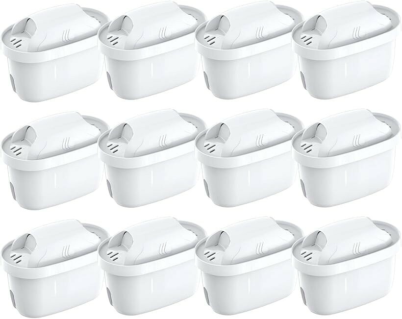 バリエーションコード : 2buh9pkvxp商品コード2buh9v42fu商品名互換品浄水ポット用カートリッジ ブリタ マクストラ BRITA MAXTRA 互換用フィルターカートリッジ 浄水器用カートリッジ 高除去 12個セット 社外互換品ブランドAZMKOOカラー12個セットサイズ等12個セット本体サイズ： 幅10x奥行5.7x高さ7.5（cm） 本体重量：125g (1個あたり)素材・材質：ポリプロピレン、ポリエチレンテレフタレートろ材の種類：活性炭、イオン交換樹脂カートリッジの交換時期の目安(1個あたり)：1日3.5L使用の場合2ヶ月、1日5.3L使用の場合1ヶ月適用の水種類：浄水性能アップ：総ろ過水量150Lに加え、15項目除去、除草剤、農薬、医薬品など特定の微量不純物も低減。軟水、中硬水※ 他ネットショップでも併売しているため、ご注文後に在庫切れとなる場合があります。予めご了承ください。※ 品薄または希少等の理由により、参考価格よりも高い価格で販売されている場合があります。ご注文の際には必ず販売価格をご確認ください。※ 沖縄県、離島または一部地域の場合、別途送料の負担をお願いする場合があります。予めご了承ください。※ お使いのモニタにより写真の色が実際の商品の色と異なる場合や、イメージに差異が生じることがあります。予めご了承ください。※ 商品の詳細（カラー・数量・サイズ 等）については、ページ内の商品説明をご確認のうえ、ご注文ください。※ モバイル版・スマホ版ページでは、お使いの端末によっては一部の情報が表示されないことがあります。すべての記載情報をご確認するには、PC版ページをご覧ください。＊当商品はユニバーサル仕様です。日本正規品とは性能が異なりますのでご注意ください。＊メーカー純正品ではありません。この浄水ポットのカートリッジは、ブリタ マクストラ互換の高品質なフィルターです。水中の不純物や塩素、重金属などを効果的に除去し、きれいで安全な飲料水を提供します。4個セットなので長期間ご使用いただけます。日本の水質基準に合わせて設計されており、安心してお使いいただけます。取り付けも簡単で、手軽に浄水器の恩恵を受けられます。お手入れが簡単なので、いつでも新鮮な水を楽しめます。浄水ポットをお持ちの方は、ぜひこのカートリッジを試してみてください。水のおいしさと安全性を実感できるはずです。
