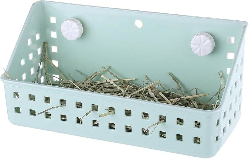 バリエーションコード : 2bk5ul2xtc商品コード2bk5rh5x2c商品名チモシー入れ 牧草フィーダー うさぎ 餌入れ 散らからない モルモット チンチラ テグーブランドmoseyカラーブルーサイズ等L「いつでも清潔で自然な姿勢で食べられる」牧草を床面から離した高い位置にセットできる設計により、排泄物や床材による汚れを防ぎます。いつでも新鮮で清潔なチモシーをうさぎやモルモットに与えることができ、消化器系のトラブルといった健康への不安を減らします。また、ペットが無理のない自然な姿勢で牧草を口にできる様に食べやすさにもこだわって作られています。「散らかりを防いで日々のお世話を楽に」チモシーを容器内にまとめて収めることで、ケージの周囲や床へ牧草が散らばるのをぐっと抑えられます。日々の掃除の手間が省けるだけでなく一度にたっぷりの量が入るため、こまめに補充する労力も減らせます。本体はプラスチック製でケージからの取り外しも簡単に行え、汚れてもサッと水洗いできていつでも清潔に保てます。「飼育環境に合わせて選べるサイズ展開」飼育スペースや頭数に合わせて選べるよう、横幅の異なるロングとショートの2つのサイズと3つのカラーをご用意しました。多頭飼いの場合は、横に広いロングサイズを選ぶ事で、ペット同士が争うことなく一緒に食事を楽しめます。ケージにしっかりと固定できるため、食事中に本体が動いたり牧草がこぼれ落ちたりするのを防ぎます。「サイズ」(S) 横幅：21cm、奥行：12cm、高さ：14.5cm　(L) 横幅：31cm、奥行：12cm、高さ：14.5cm　＊ お客様のご使用のモニターや部屋の照明・日光の当たり具合などにより実際の色味と異なって見える場合がございます。＊ 寸法は平置き採寸となっており個体差がございます。＊ 画像はイメージとなり、生産時期等により細部のデザインが異なる場合がございます。予めご了承ください。＊ 画像の本体以外の装飾品・備品は含まれません。moseyオリジナルパッケージでお客様の元へお届けいたします。商標登録番号 第6976274号※ 他ネットショップでも併売しているため、ご注文後に在庫切れとなる場合があります。予めご了承ください。※ 品薄または希少等の理由により、参考価格よりも高い価格で販売されている場合があります。ご注文の際には必ず販売価格をご確認ください。※ 沖縄県、離島または一部地域の場合、別途送料の負担をお願いする場合があります。予めご了承ください。※ お使いのモニタにより写真の色が実際の商品の色と異なる場合や、イメージに差異が生じることがあります。予めご了承ください。※ 商品の詳細（カラー・数量・サイズ 等）については、ページ内の商品説明をご確認のうえ、ご注文ください。※ モバイル版・スマホ版ページでは、お使いの端末によっては一部の情報が表示されないことがあります。すべての記載情報をご確認するには、PC版ページをご覧ください。