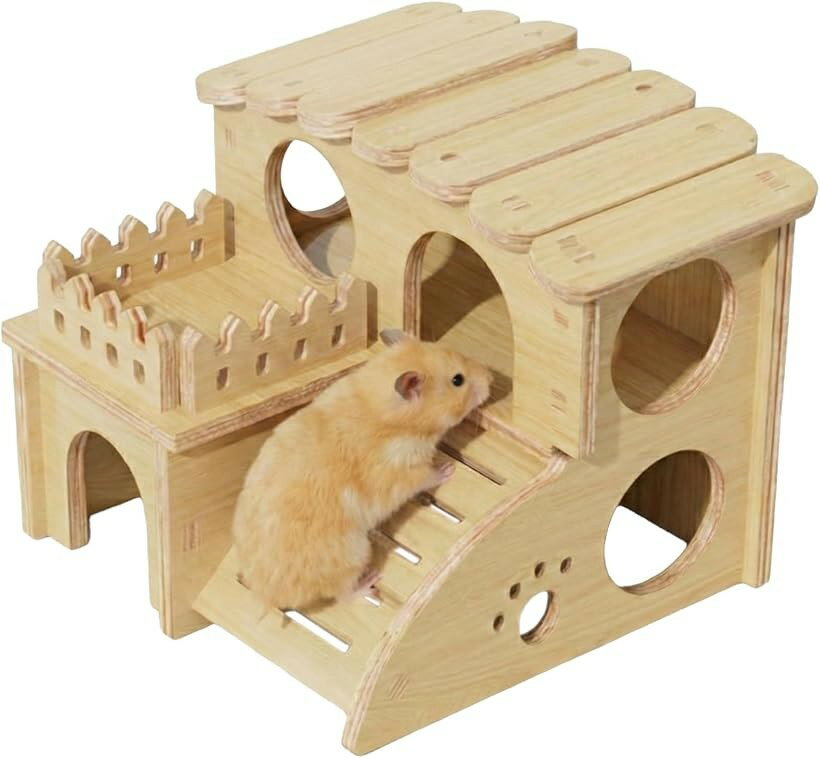 商品コード2brjp1n422商品名ハムスター 家 木製 ハウス 小屋 2階建て 隠れ家 底なし 覗ける 天然素材 シマリス モモンガ 小動物ブランドmoseyカラーウッド「本能を刺激する2階建て構造」ステップを備えた2階建ての設計により、ハムスターやモモンガなどが本能のおもむくままに上下運動を楽しめます。立体的な動きを促すことで、飼育下で課題となりがちな運動不足の解消に役立ちます。シンプルな形状は小動物に警戒心を抱かせにくく、おもちゃに慣れていない個体でもスムーズに遊び始められるよう配慮されています。「休息と活動を両立する空間活用」くつろぐための巣箱と、活発に動ける遊び場という二つの機能を一つに集約しました。高さを有効活用した設計により、限られたケージ内でも十分な生活領域を作り出します。寝床と活動エリアを兼ね備えた多機能なつくりは、床面積を圧迫せずに居住環境を広げられるため、省スペースでの飼育環境づくりに貢献します。「手入れのしやすさと耐久性」床面のない直置きタイプを採用し、本体を移動させるだけで内部の清掃や床材交換が手軽に行えます。複雑な分解作業が不要なため、清潔な環境維持が容易で飼い主の家事負担を軽減します。素材には硬度の高い木質複合板を使用しており、小動物がかじっても耐えうる強度を備えつつ木の自然な風合いで穏やかな暮らしを支えます。「サイズ」14 x 13 x 12.5cm 「重量」約190g※ 他ネットショップでも併売しているため、ご注文後に在庫切れとなる場合があります。予めご了承ください。※ 品薄または希少等の理由により、参考価格よりも高い価格で販売されている場合があります。ご注文の際には必ず販売価格をご確認ください。※ 沖縄県、離島または一部地域の場合、別途送料の負担をお願いする場合があります。予めご了承ください。※ お使いのモニタにより写真の色が実際の商品の色と異なる場合や、イメージに差異が生じることがあります。予めご了承ください。※ 商品の詳細（カラー・数量・サイズ 等）については、ページ内の商品説明をご確認のうえ、ご注文ください。※ モバイル版・スマホ版ページでは、お使いの端末によっては一部の情報が表示されないことがあります。すべての記載情報をご確認するには、PC版ページをご覧ください。
