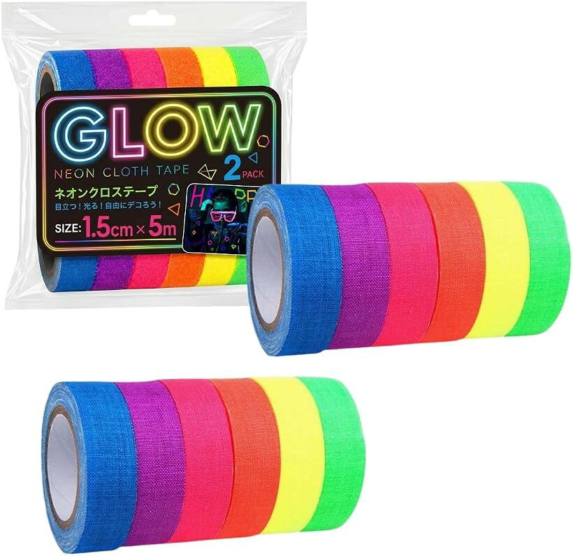 バリエーションコード : 2br0urlkig商品コード2br0uy39q1商品名蛍光布テープ グローテープ GLOW 1.5cmx5m 6色12本セット ネオンカラー クラフト 工作 デコレーション用ブランドcobalt planetカラー6色セットサイズ等幅1.5cmx長さ5mサイズ：幅1.5cmx長さ5mの扱いやすいスタンダード幅で、デコレーションや工作に最適入数：6色x各2本の合計12本セットで、たっぷり使える大容量パック素材：布基材テープを使用し、手でまっすぐちぎれて加工しやすいクラフト向き仕様カラー：蛍光ネオンカラー（オレンジ・グリーン・ピンク・パープル・イエロー・ブルー）で発色の良いビビッド仕上げ用途：工作・ハンドメイド・ラッピング・装飾・目印・補強・イベント装飾・DIYなど幅広く対応 ＊LEDライトでは光らず、ブラックライト照射時に反応します。＊蓄光テープや反射テープではありません。※ 他ネットショップでも併売しているため、ご注文後に在庫切れとなる場合があります。予めご了承ください。※ 品薄または希少等の理由により、参考価格よりも高い価格で販売されている場合があります。ご注文の際には必ず販売価格をご確認ください。※ 沖縄県、離島または一部地域の場合、別途送料の負担をお願いする場合があります。予めご了承ください。※ お使いのモニタにより写真の色が実際の商品の色と異なる場合や、イメージに差異が生じることがあります。予めご了承ください。※ 商品の詳細（カラー・数量・サイズ 等）については、ページ内の商品説明をご確認のうえ、ご注文ください。※ モバイル版・スマホ版ページでは、お使いの端末によっては一部の情報が表示されないことがあります。すべての記載情報をご確認するには、PC版ページをご覧ください。ビビッドに映えるネオンカラーの蛍光布テープ6色セット。ブラックライト（UVライト）に反応して鮮やかに発色し、作品やラッピング、ノートデコを一気にポップな印象に仕上げます。＊本商品はLEDライトでは発光しません。蛍光効果はブラックライト照射時のみ確認できます。発色の良いオレンジ・グリーン・ピンク・パープル・イエロー・ブルーの6色展開。カラーを組み合わせることで自由度の高いデザインが可能で、イベント装飾や目印、カラー分け用途にも便利です。ブラックライト演出を取り入れた空間装飾やクラフトにもおすすめです。布素材のため、ハサミはもちろん手でもまっすぐ簡単にカット可能。作業効率が良く、お子様の工作やハンドメイド制作にも扱いやすい仕様です。粘着力もしっかりしており、紙・段ボール・プラスチック・小物類などさまざまな素材に貼り付け可能。ラッピング、DIY、装飾、簡易補強など幅広い用途で活躍します。各色2本ずつ、合計12本入りの大容量セット。たっぷり使えてコストパフォーマンスにも優れており、蛍光カラーの布テープをまとめて揃えたい方におすすめです。
