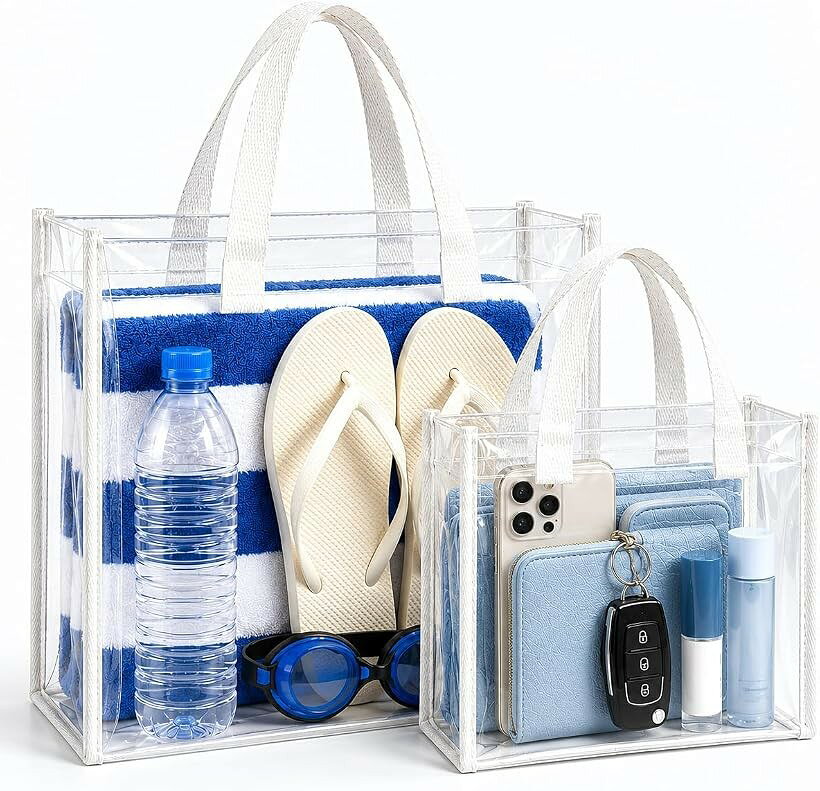 バリエーションコード : 2bk5ksknjk商品コード2bk5ko863k商品名クリアバッグ 透明トート 2個セット ビニールケース PVC 防水 大小セット 大容量 温泉 サウナ ジム プール 海水浴 レジャーブランドRurumiカラーホワイトサイズ等大サイズ（約35x35x20cm）「便利な大小2個セット」大サイズ（約35x35x20cm）と小サイズ（約25x25x10cm）のセット。着替えやタオルは大バッグ、小物やコスメは小バッグなど用途に応じて使い分けできます。「透明で中身が見やすい」クリアPVC素材を採用。必要な物をひと目で確認できるため、プール・温泉・サウナ・ジムなどで荷物の出し入れがスムーズに行えます。「水濡れに強いPVC素材」防水性に優れたPVC素材を使用。濡れたタオルや水着、サンダルなども気兼ねなく収納でき、お手入れもサッと拭くだけで簡単です。「大容量でたっぷり収納」大サイズは約35x35x20cmの大容量設計。タオル、着替え、サンダル、飲み物などをまとめて収納でき、日帰りレジャーや旅行にも便利です。「様々なシーンで活躍」プール、海水浴、温泉、サウナ、スポーツジム、旅行、アウトドアなど幅広いシーンに対応。シンプルなデザインで男女問わず使いやすいバッグです。※ 他ネットショップでも併売しているため、ご注文後に在庫切れとなる場合があります。予めご了承ください。※ 品薄または希少等の理由により、参考価格よりも高い価格で販売されている場合があります。ご注文の際には必ず販売価格をご確認ください。※ 沖縄県、離島または一部地域の場合、別途送料の負担をお願いする場合があります。予めご了承ください。※ お使いのモニタにより写真の色が実際の商品の色と異なる場合や、イメージに差異が生じることがあります。予めご了承ください。※ 商品の詳細（カラー・数量・サイズ 等）については、ページ内の商品説明をご確認のうえ、ご注文ください。※ モバイル版・スマホ版ページでは、お使いの端末によっては一部の情報が表示されないことがあります。すべての記載情報をご確認するには、PC版ページをご覧ください。「荷物の整理がしやすい透明クリアバッグ大小2個セット」 透明度の高いPVC素材を採用した、便利なクリアバッグの大小2個セットです。中身が見えるため必要な物をすぐに見つけられ、プールや温泉、サウナ、ジムなど様々なシーンで活躍します。「用途に合わせて使い分けできる大小セット」 大サイズ（約35x35x20cm）はタオルや着替え、サンダル、飲み物などをまとめて収納できる大容量仕様。小サイズ（約25x25x10cm）はスマートフォン、財布、鍵、コスメなどの小物収納に便利です。バッグの中を整理しやすく、必要な物をスムーズに取り出せます。「防水PVC素材で水辺のレジャーにも最適」 水や汚れに強いPVC素材を使用しているため、プールや海水浴、温泉施設などでも安心して使用できます。濡れたタオルや水着の持ち運びにも便利で、使用後のお手入れも簡単。汚れてもサッと拭き取るだけで清潔に保てます。「様々なシーンで活躍」 ・プールバッグ ・海水浴バッグ ・温泉バッグ ・サウナバッグ ・ジムバッグ ・旅行バッグ ・レジャーバッグ ・アウトドアバッグ 透明仕様のため荷物の確認がしやすく、日常使いからレジャーまで幅広く活躍します。「シンプルで使いやすいデザイン」 派手なロゴや装飾を省いたシンプルなデザイン。男女問わず使いやすく、年齢を選ばずお使いいただけます。透明感のあるスタイリッシュな見た目で、プールや温泉だけでなく、ジムや旅行など様々なシーンに自然に馴染みます。「セット内容」 ・大サイズ（約35x35x20cm）x1 ・小サイズ（約25x25x10cm）x1 「素材」 PVC 「カラー」 ホワイト／ブラック／ブルー／パープル